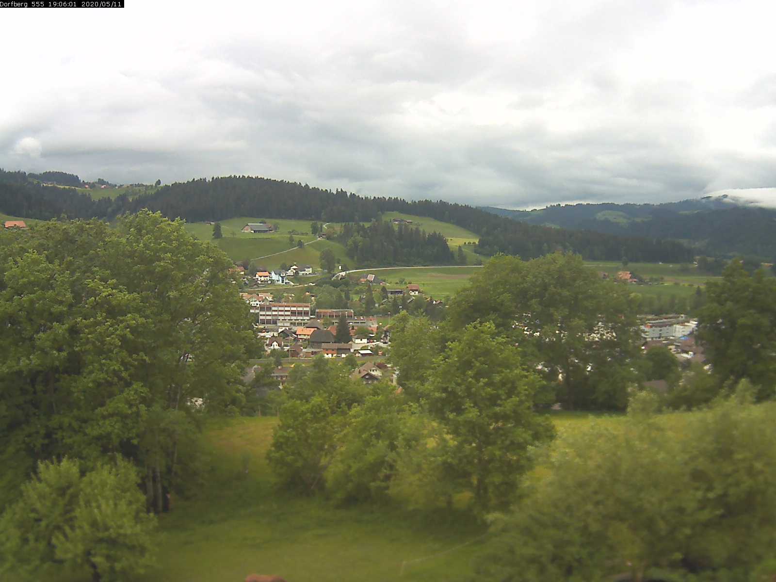 Webcam-Bild: Aussicht vom Dorfberg in Langnau 20200511-190601
