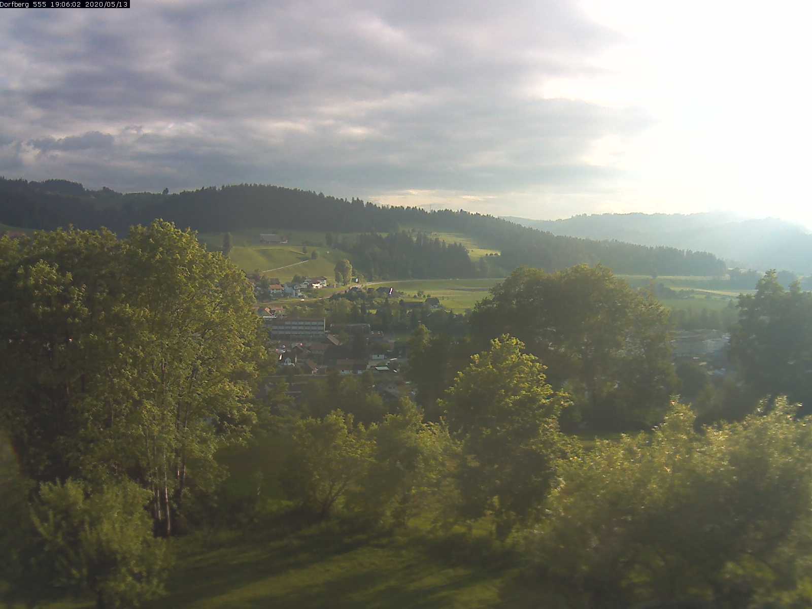 Webcam-Bild: Aussicht vom Dorfberg in Langnau 20200513-190601