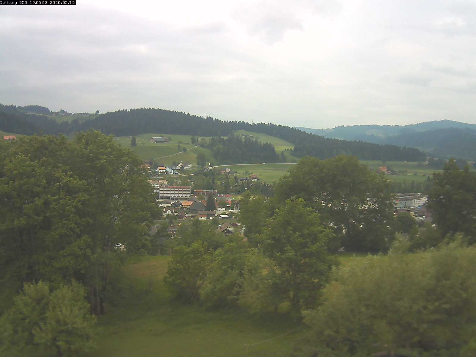 Webcam-Bild: Aussicht vom Dorfberg in Langnau 20200515-190601