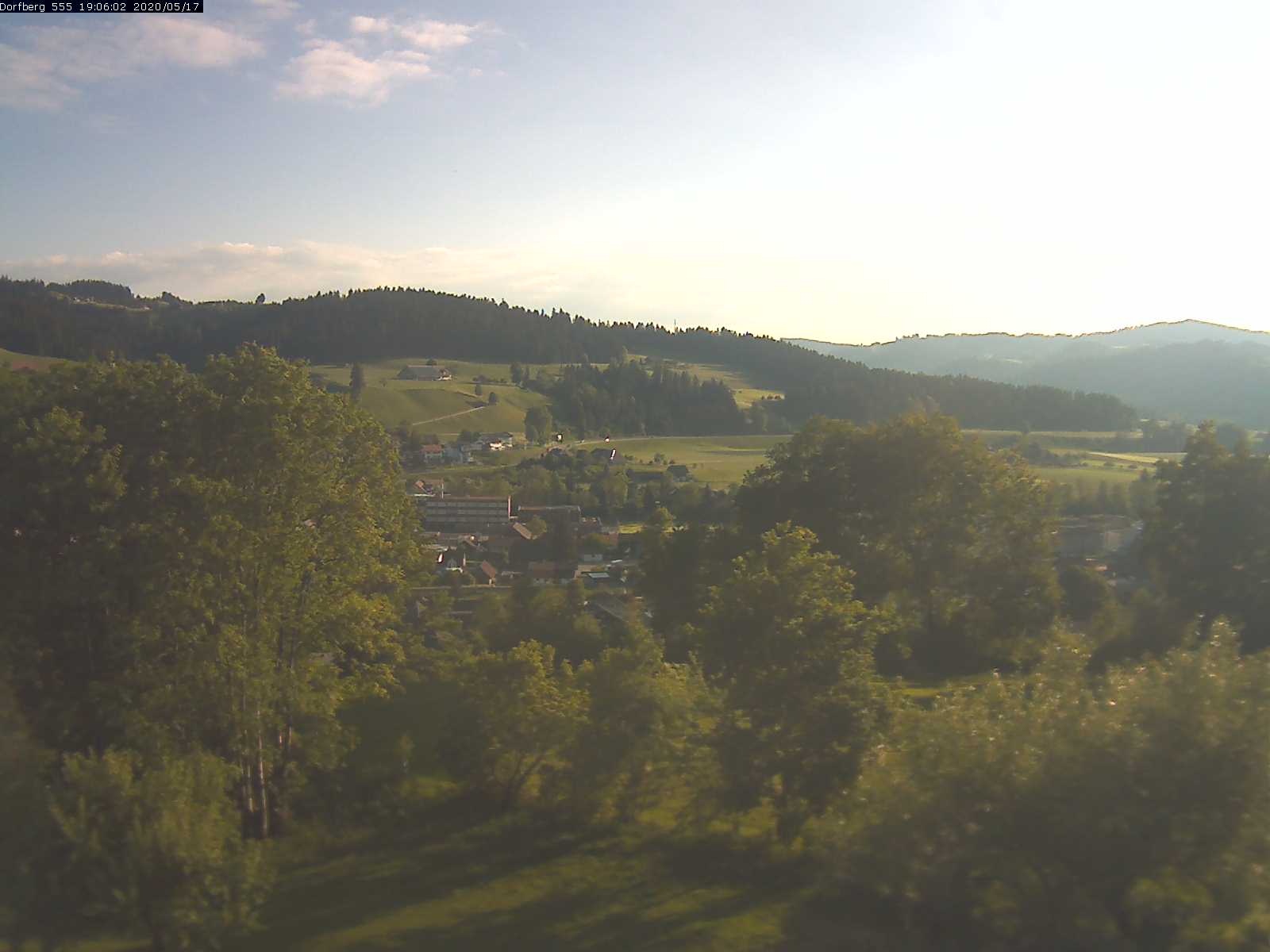 Webcam-Bild: Aussicht vom Dorfberg in Langnau 20200517-190601