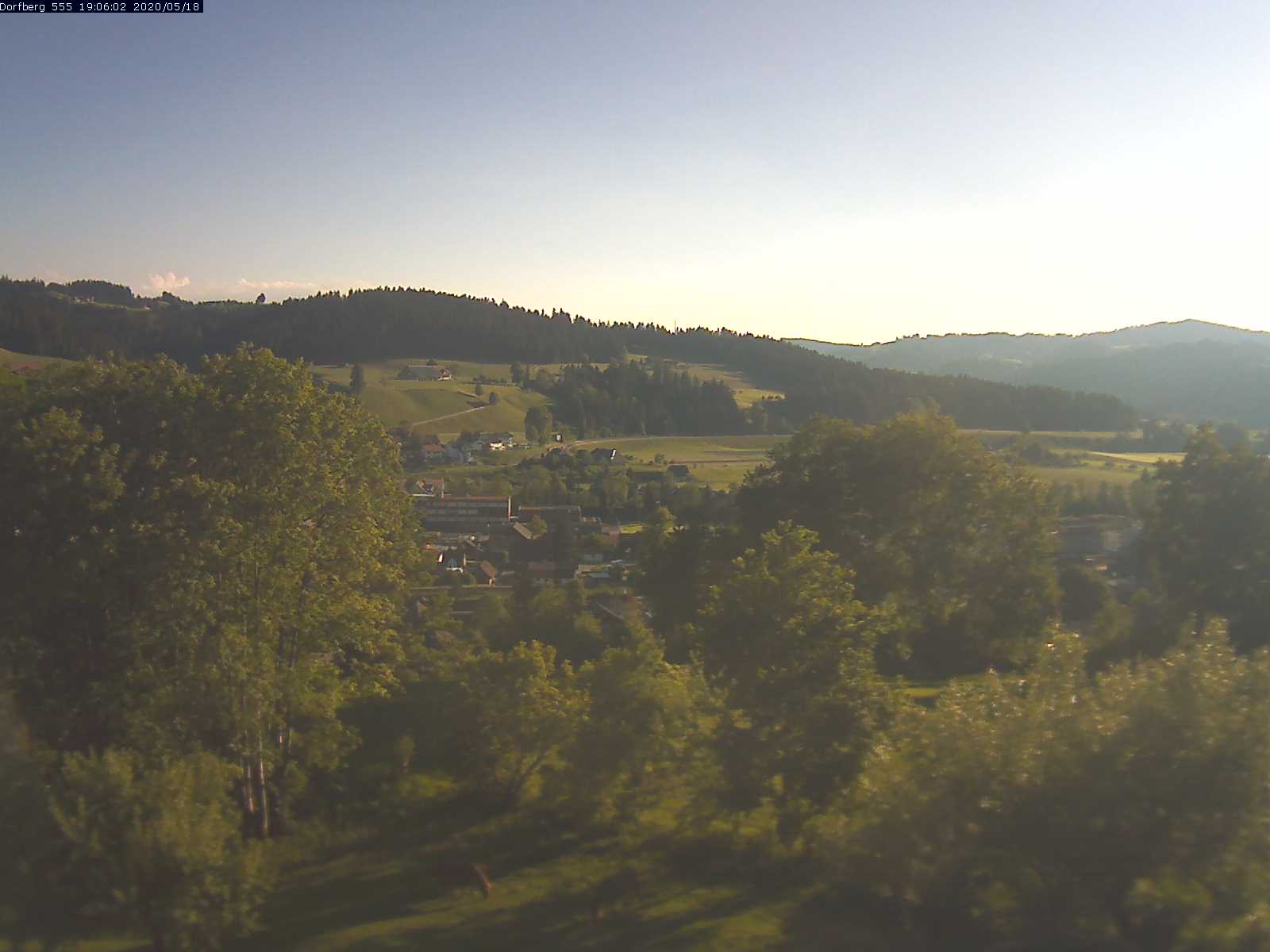 Webcam-Bild: Aussicht vom Dorfberg in Langnau 20200518-190601