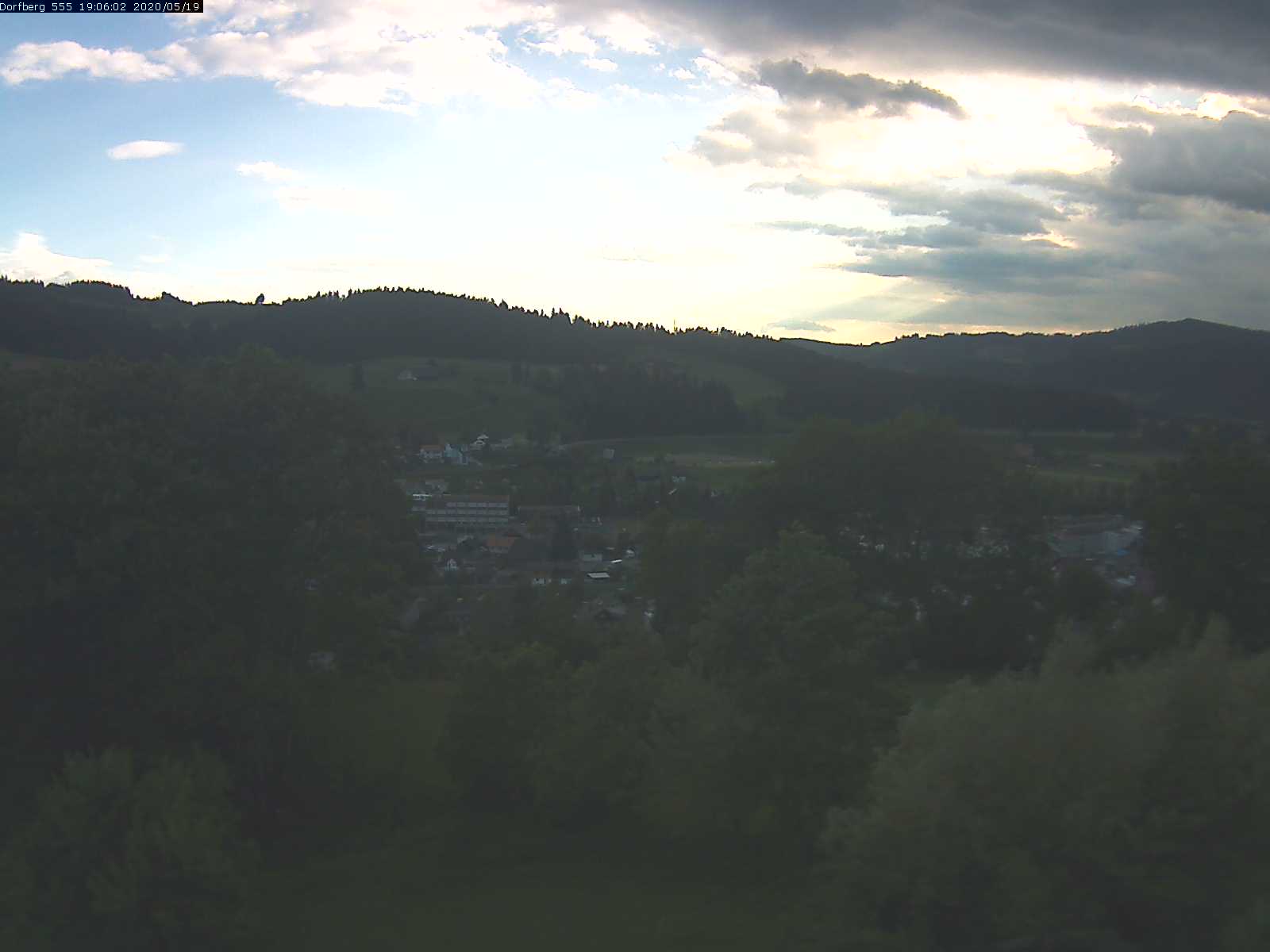 Webcam-Bild: Aussicht vom Dorfberg in Langnau 20200519-190601