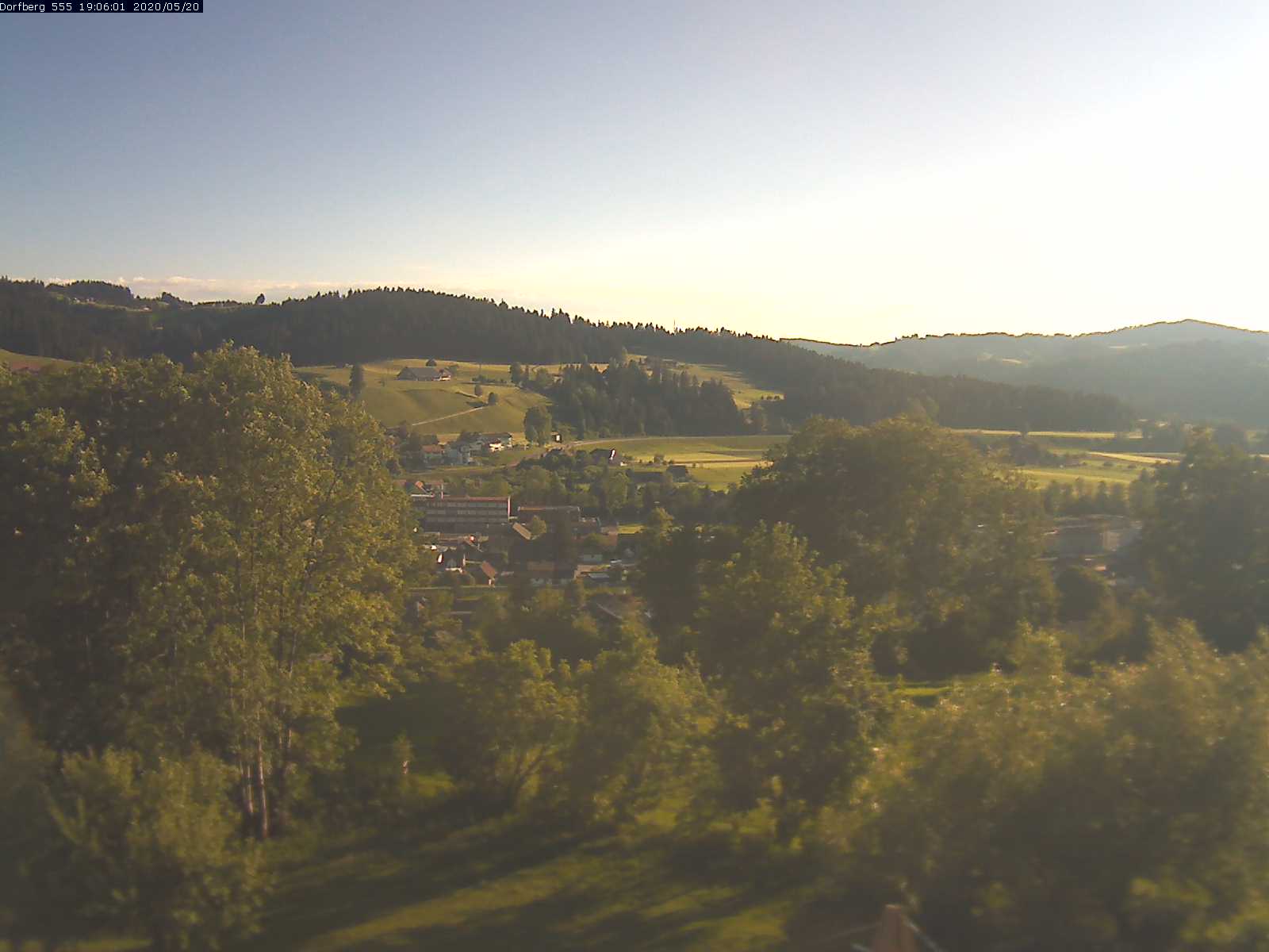 Webcam-Bild: Aussicht vom Dorfberg in Langnau 20200520-190601