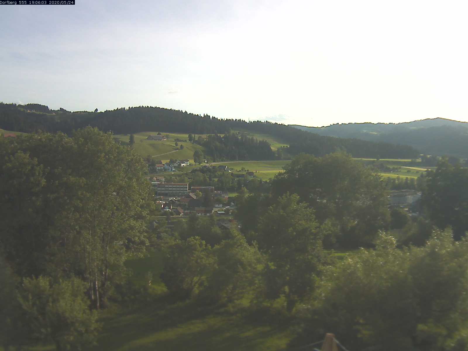 Webcam-Bild: Aussicht vom Dorfberg in Langnau 20200524-190601