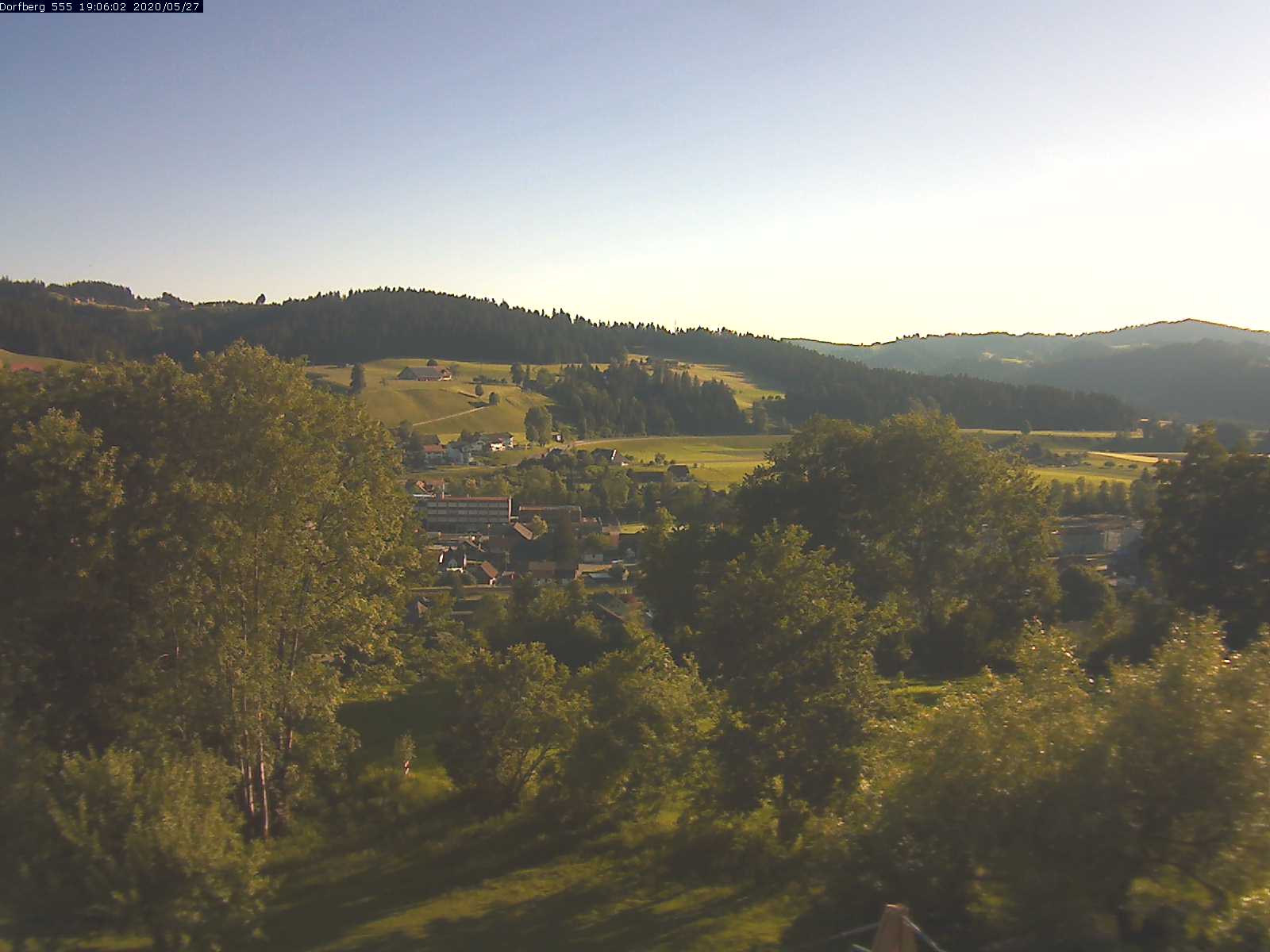 Webcam-Bild: Aussicht vom Dorfberg in Langnau 20200527-190601