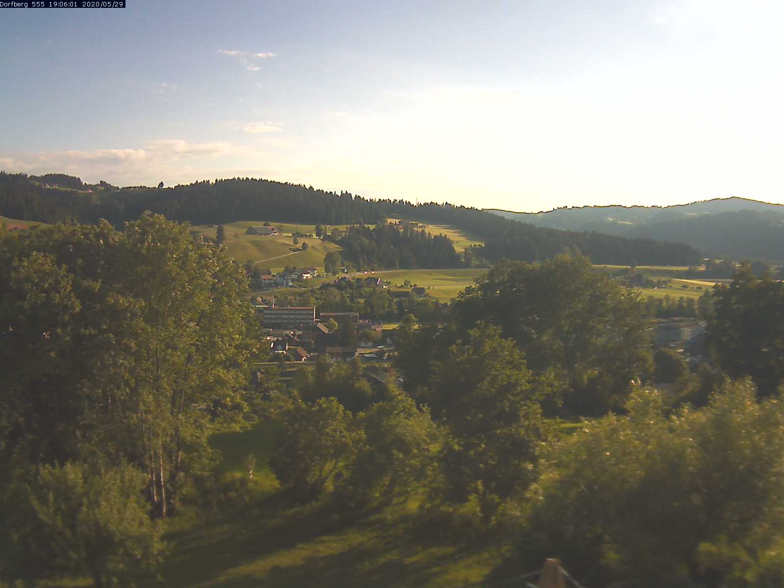 Webcam-Bild: Aussicht vom Dorfberg in Langnau 20200529-190601