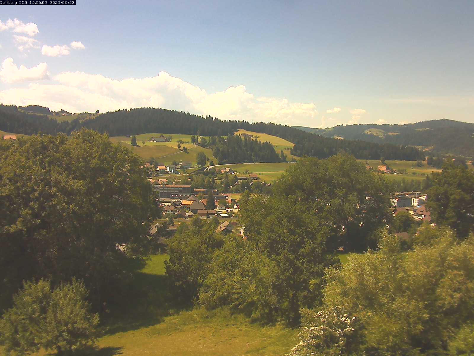 Webcam-Bild: Aussicht vom Dorfberg in Langnau 20200603-120601