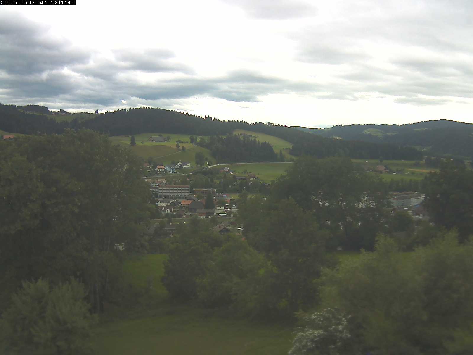 Webcam-Bild: Aussicht vom Dorfberg in Langnau 20200605-180601
