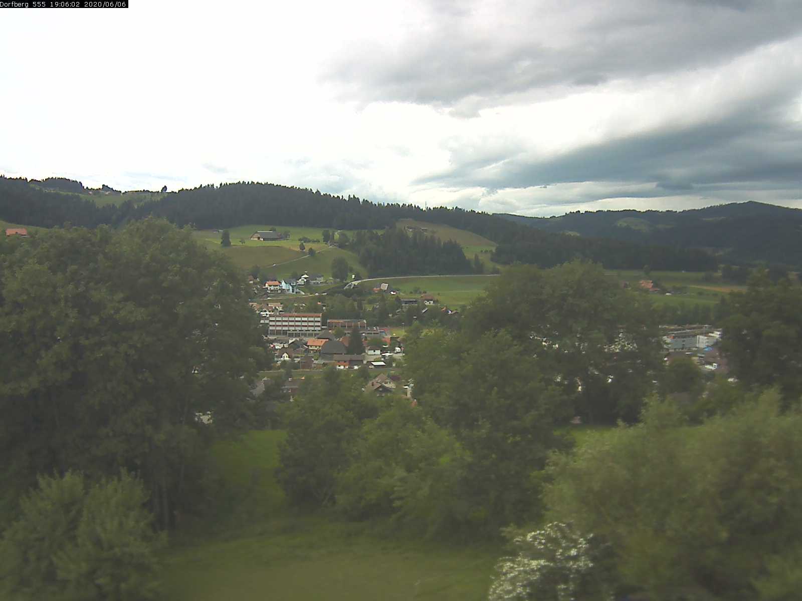 Webcam-Bild: Aussicht vom Dorfberg in Langnau 20200606-190601