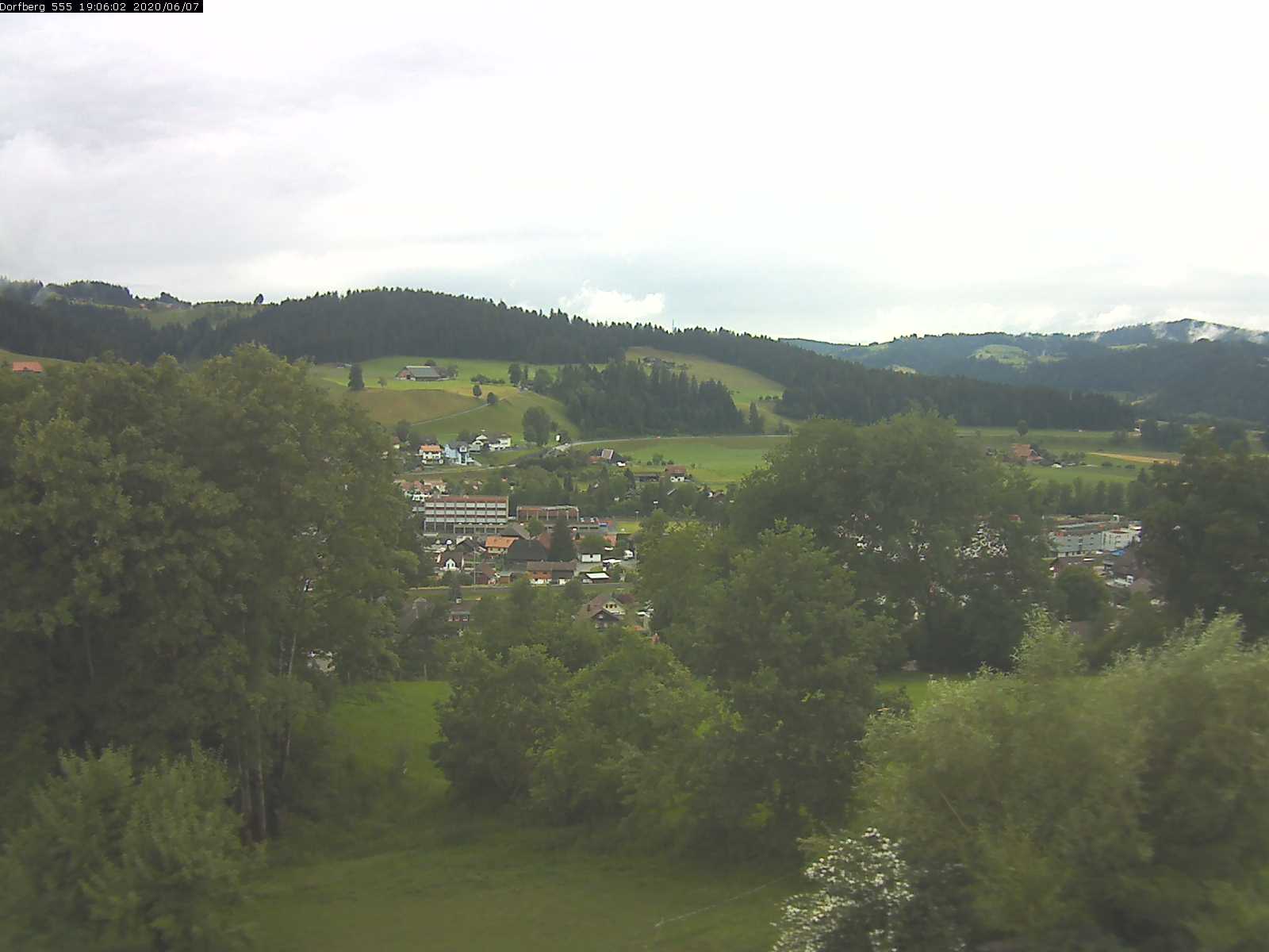 Webcam-Bild: Aussicht vom Dorfberg in Langnau 20200607-190601