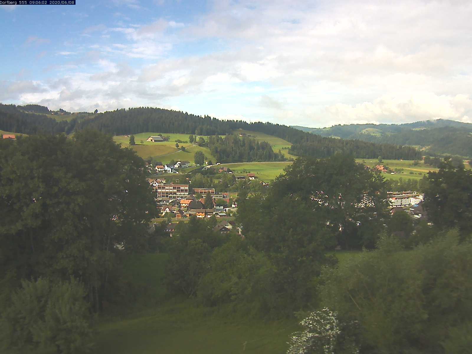 Webcam-Bild: Aussicht vom Dorfberg in Langnau 20200608-090601