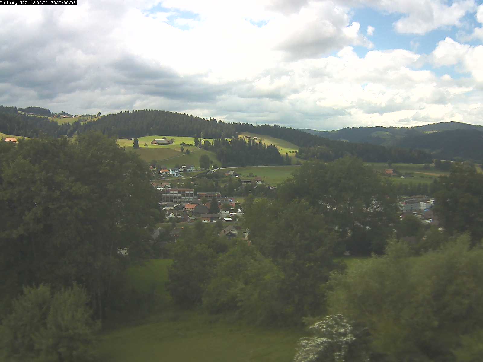 Webcam-Bild: Aussicht vom Dorfberg in Langnau 20200608-120601
