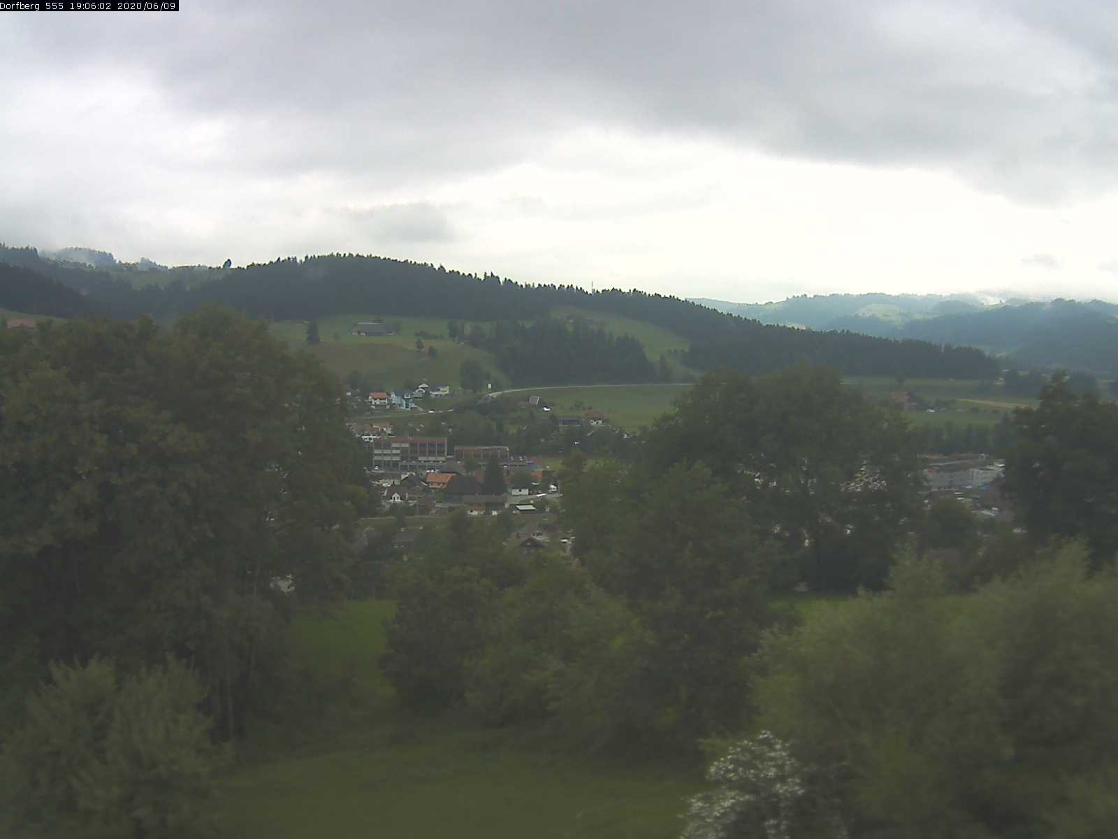 Webcam-Bild: Aussicht vom Dorfberg in Langnau 20200609-190601