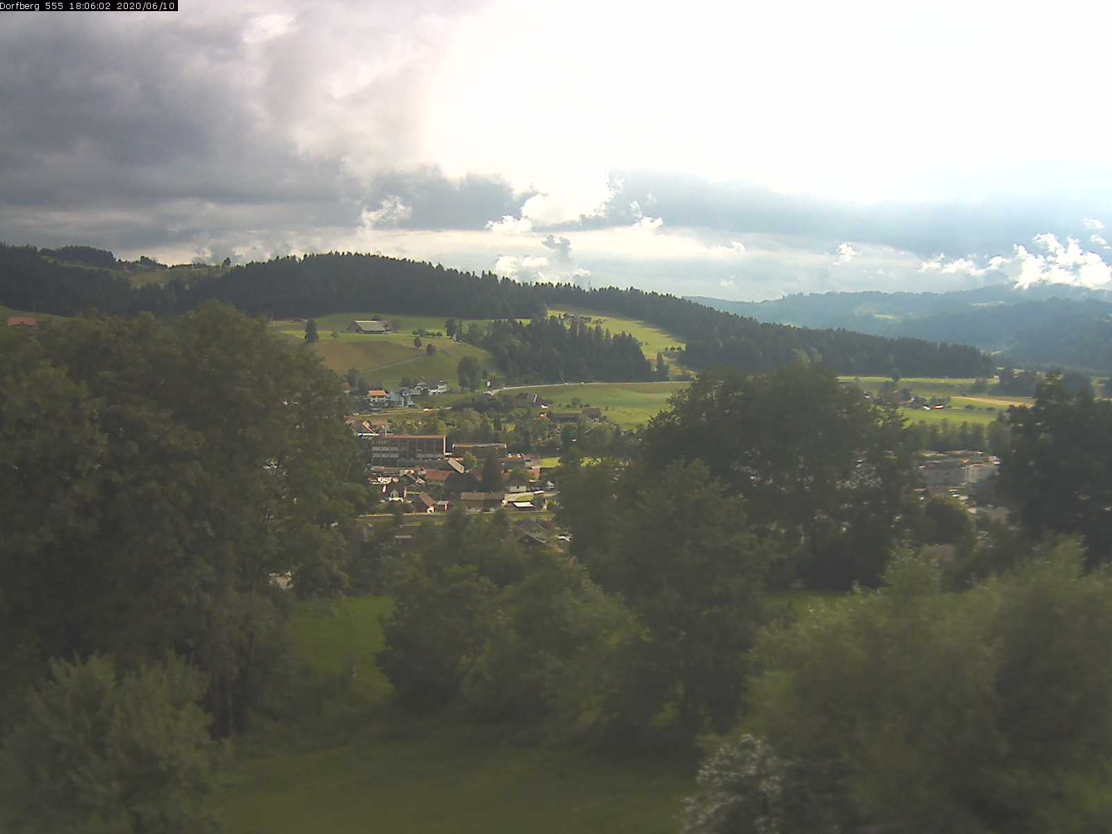 Webcam-Bild: Aussicht vom Dorfberg in Langnau 20200610-180601