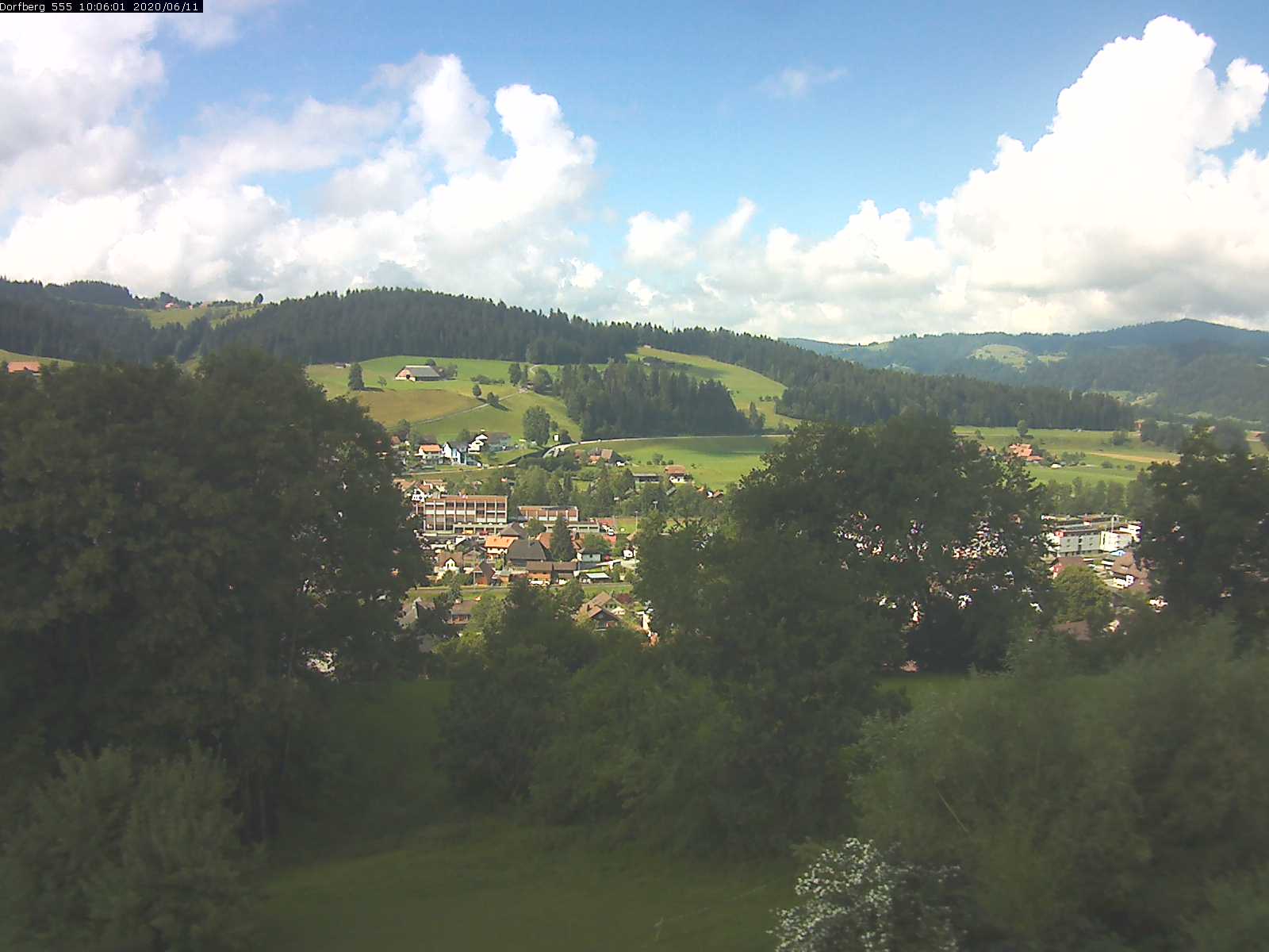 Webcam-Bild: Aussicht vom Dorfberg in Langnau 20200611-100601