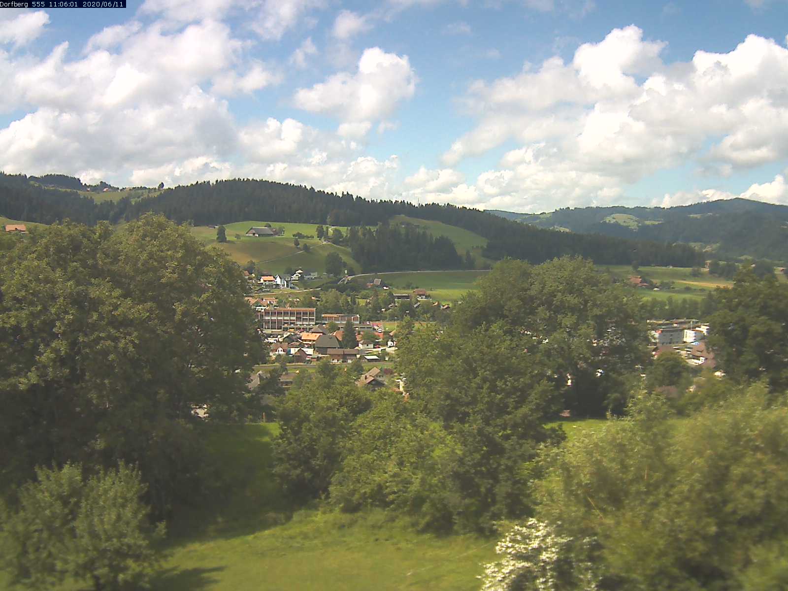 Webcam-Bild: Aussicht vom Dorfberg in Langnau 20200611-110601
