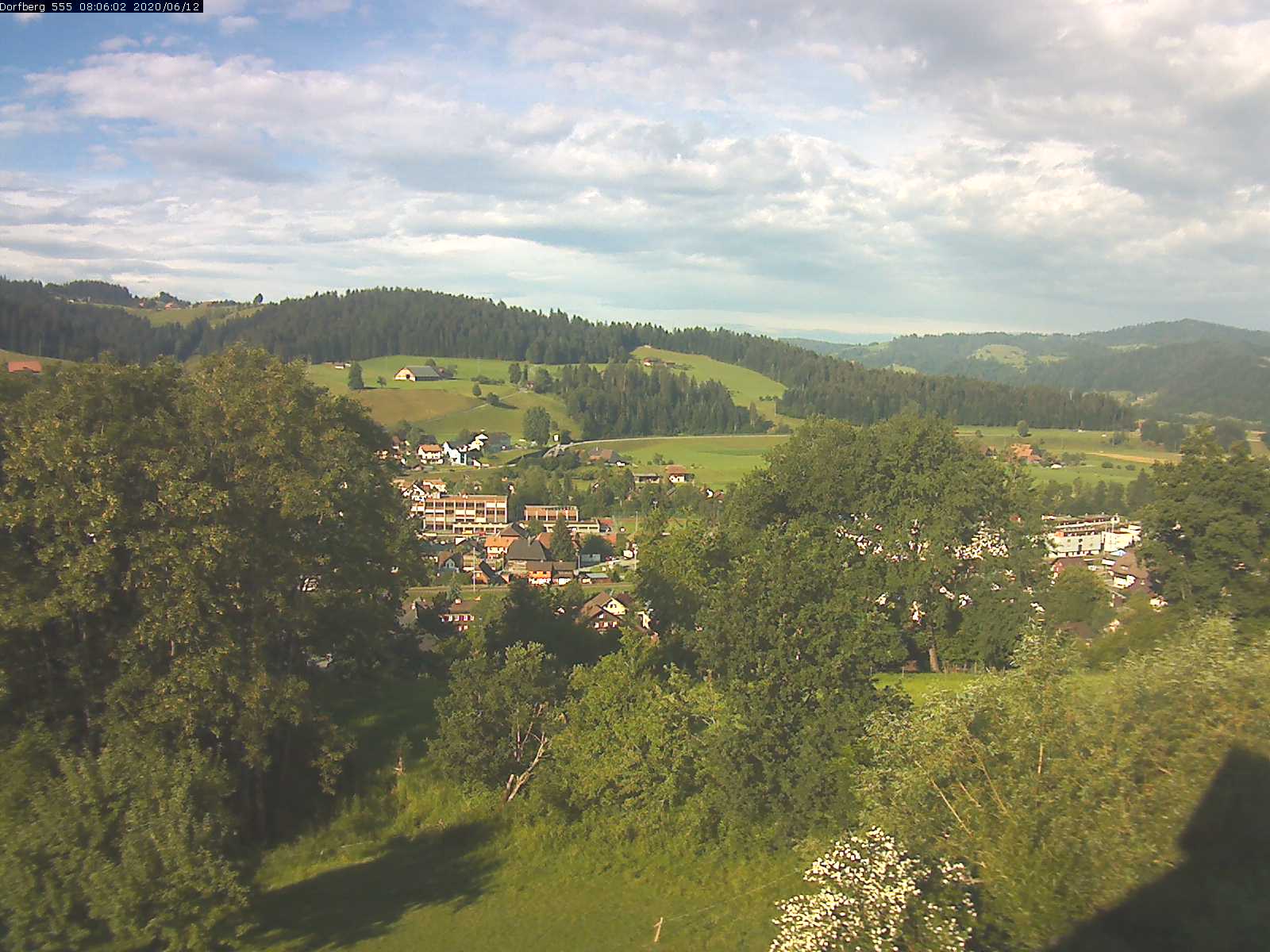 Webcam-Bild: Aussicht vom Dorfberg in Langnau 20200612-080601