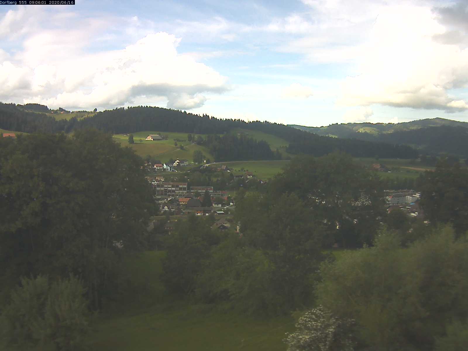 Webcam-Bild: Aussicht vom Dorfberg in Langnau 20200616-090601
