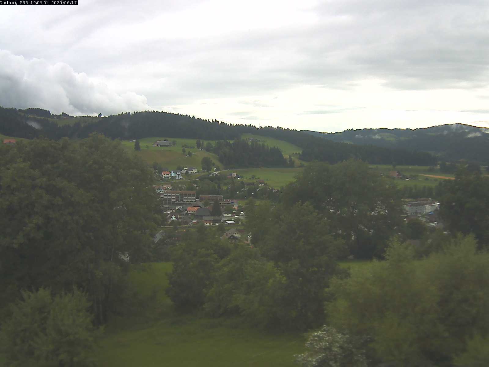 Webcam-Bild: Aussicht vom Dorfberg in Langnau 20200617-190601