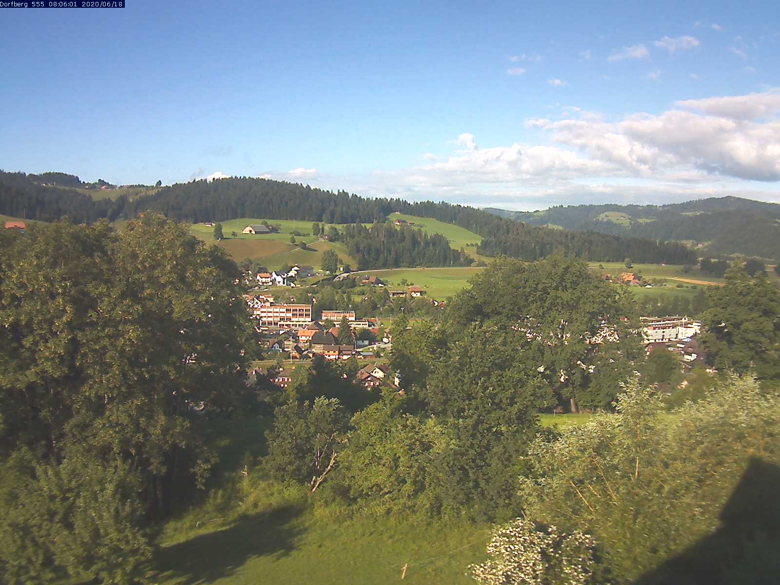 Webcam-Bild: Aussicht vom Dorfberg in Langnau 20200618-080601