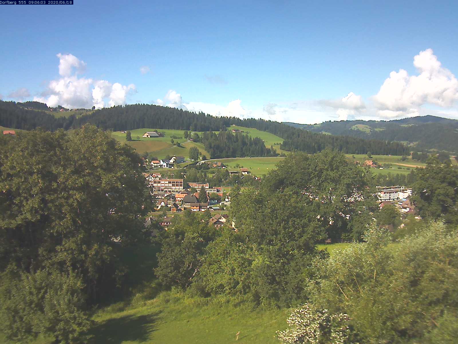 Webcam-Bild: Aussicht vom Dorfberg in Langnau 20200618-090601