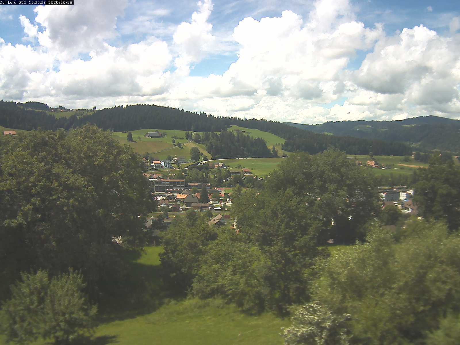 Webcam-Bild: Aussicht vom Dorfberg in Langnau 20200618-120601