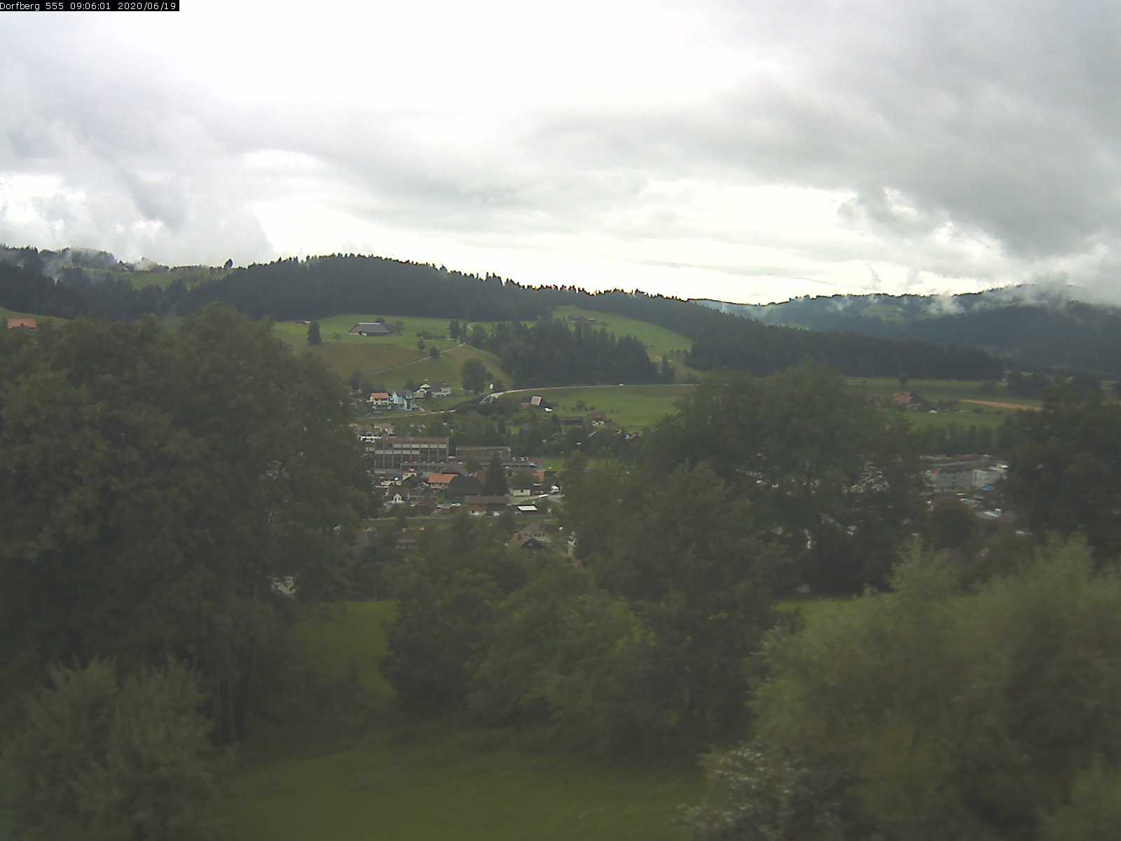 Webcam-Bild: Aussicht vom Dorfberg in Langnau 20200619-090601