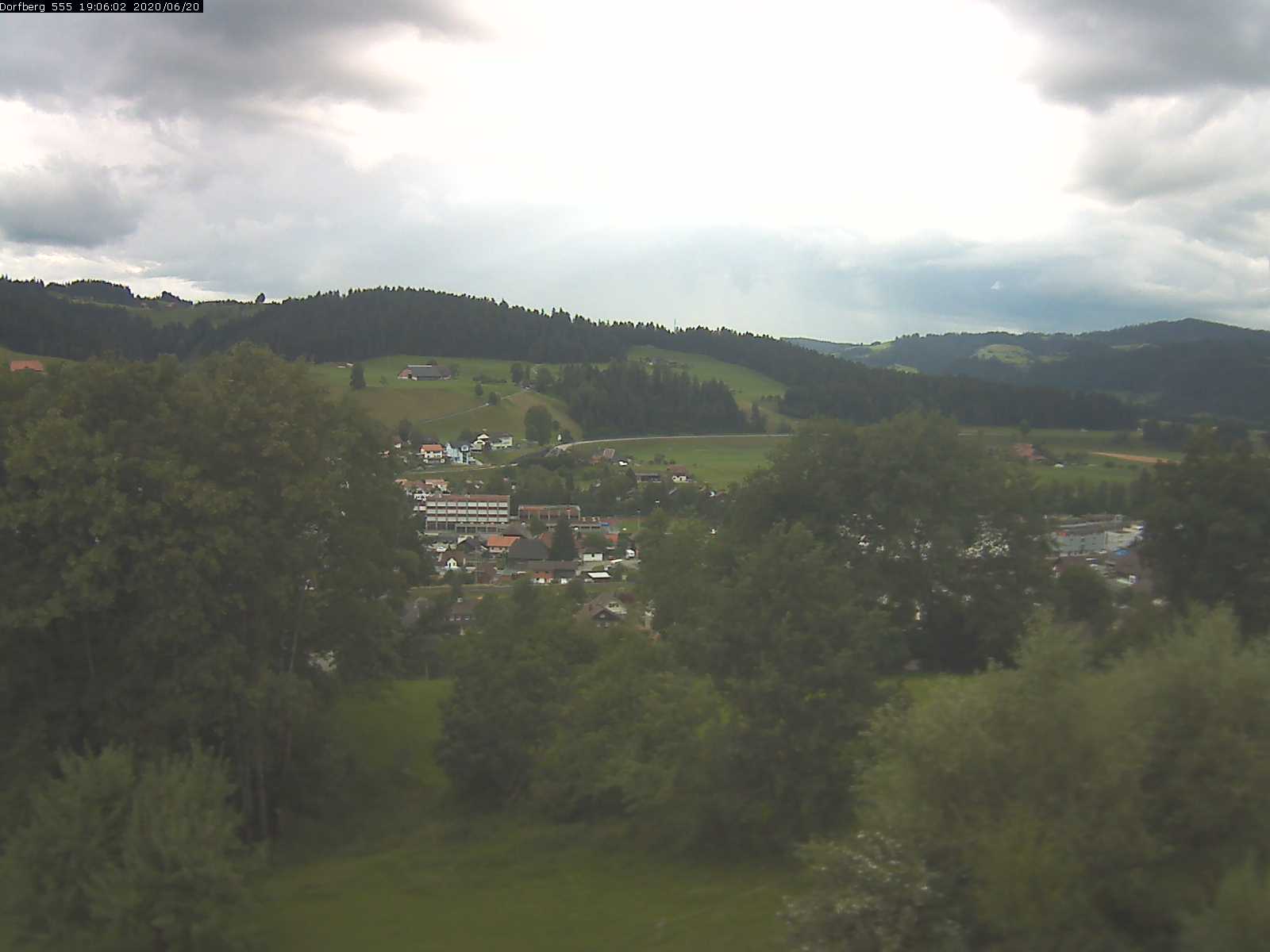 Webcam-Bild: Aussicht vom Dorfberg in Langnau 20200620-190601