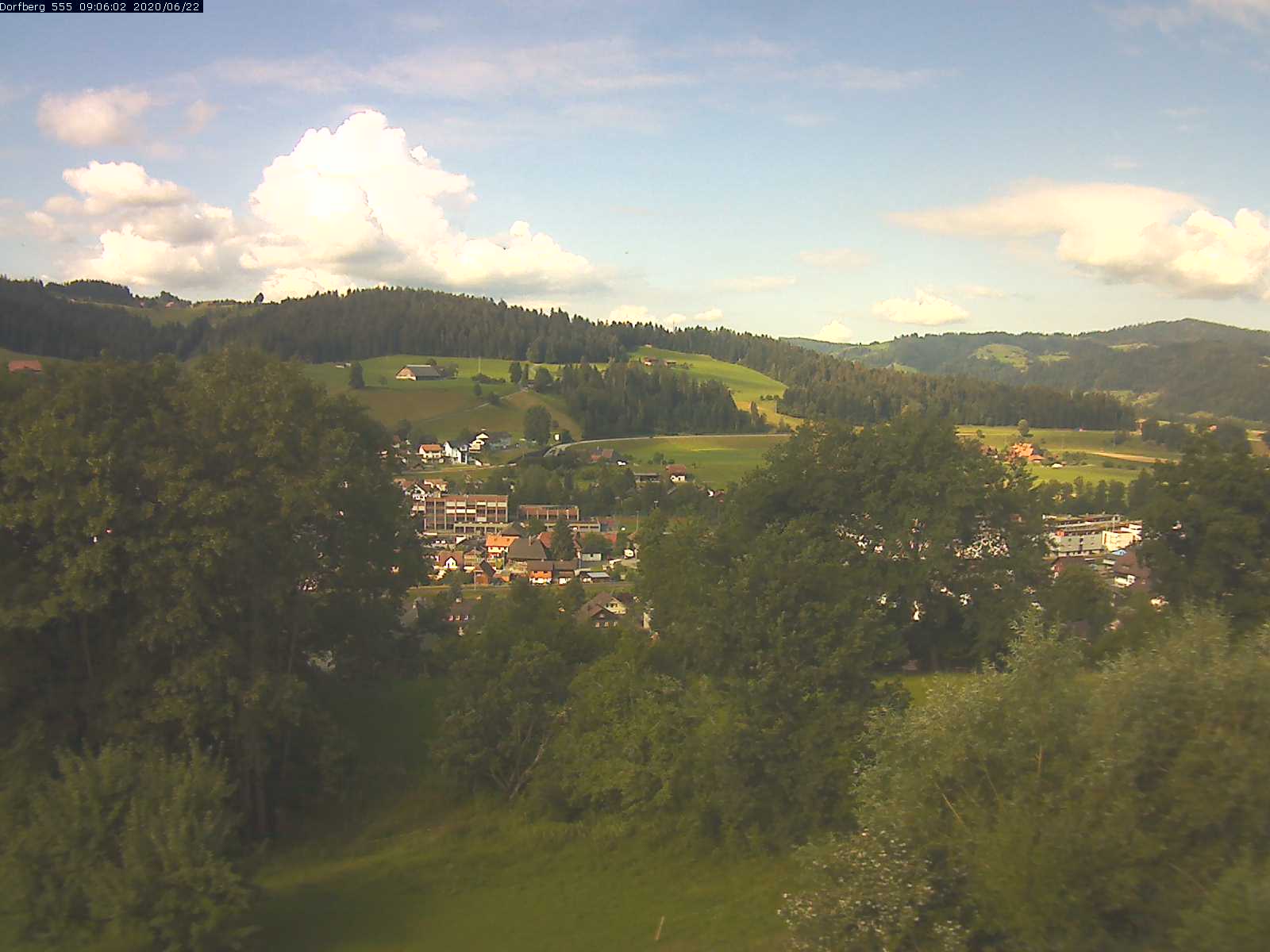 Webcam-Bild: Aussicht vom Dorfberg in Langnau 20200622-090601