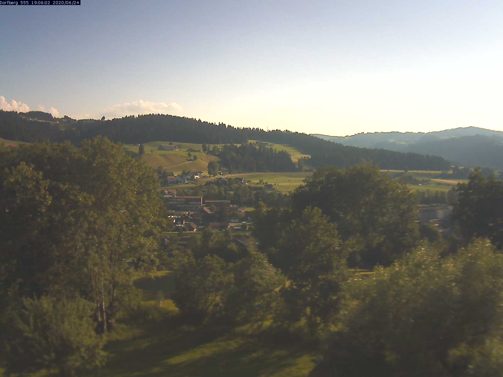 Webcam-Bild: Aussicht vom Dorfberg in Langnau 20200624-190601