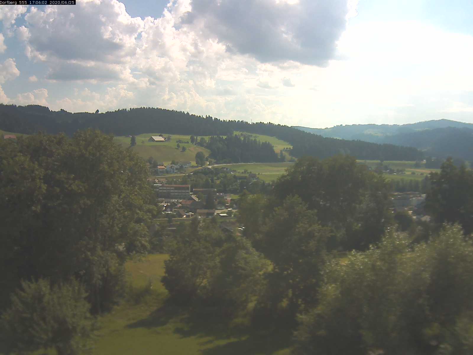 Webcam-Bild: Aussicht vom Dorfberg in Langnau 20200625-170601