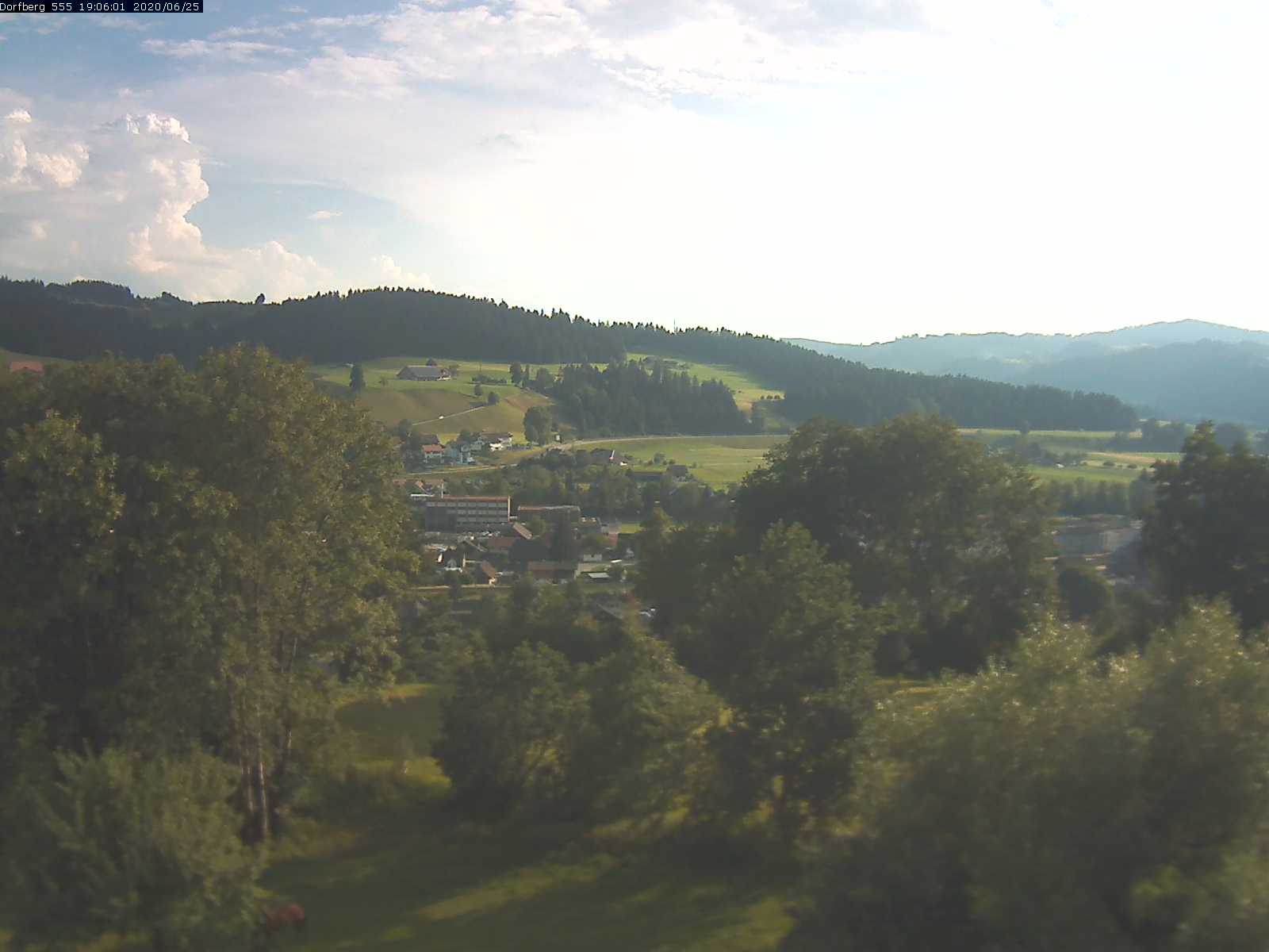 Webcam-Bild: Aussicht vom Dorfberg in Langnau 20200625-190601
