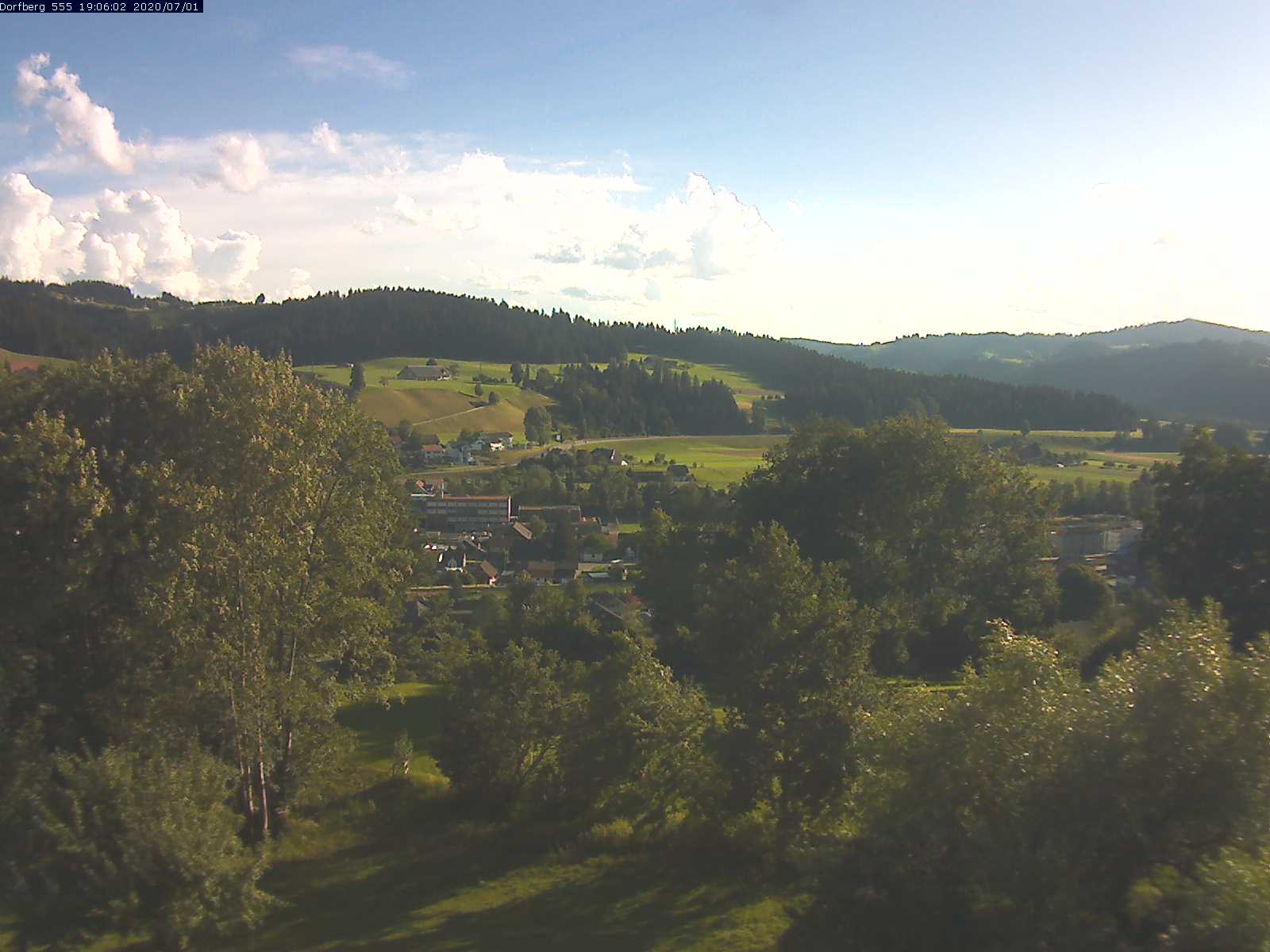 Webcam-Bild: Aussicht vom Dorfberg in Langnau 20200701-190601