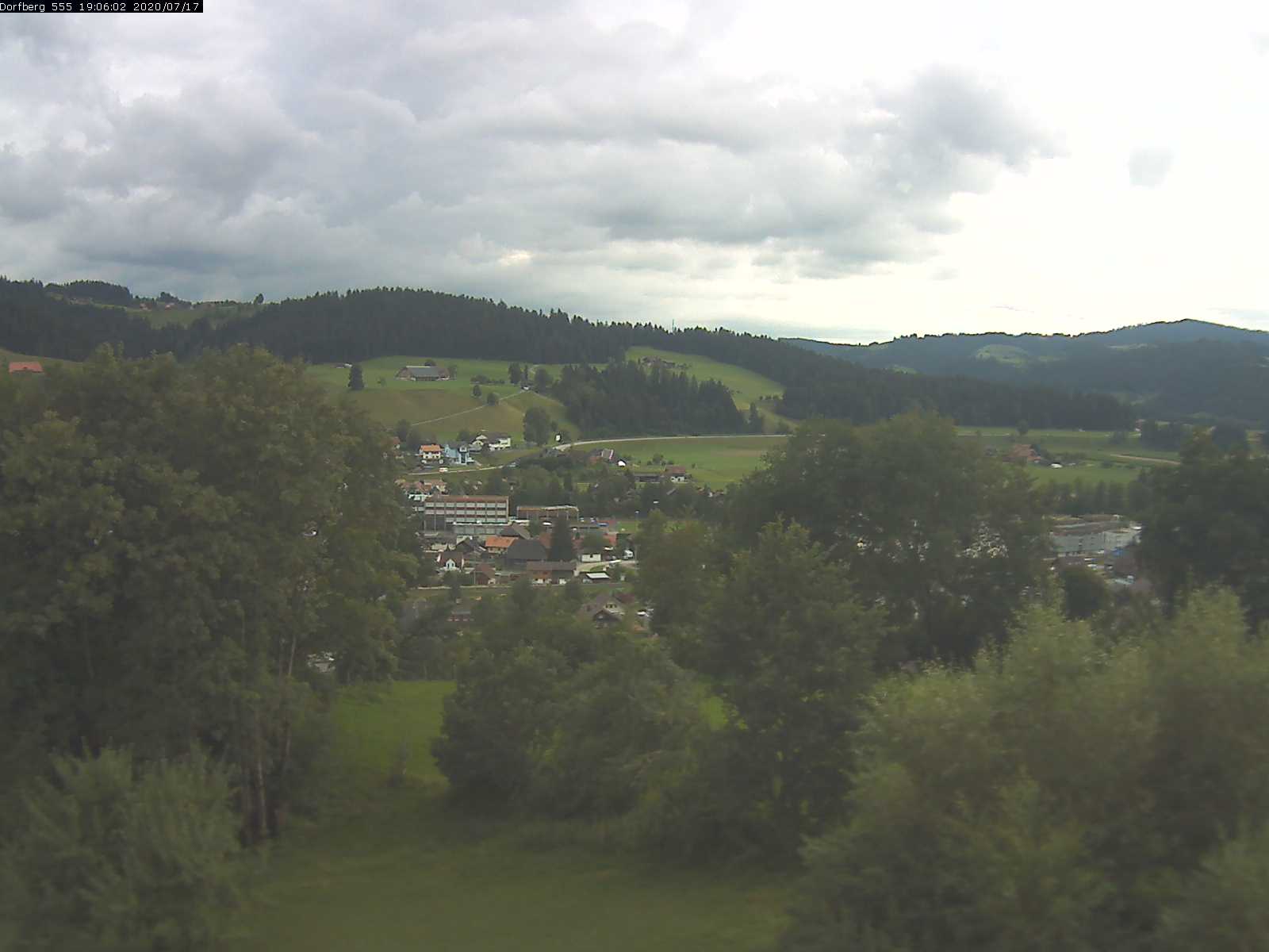 Webcam-Bild: Aussicht vom Dorfberg in Langnau 20200717-190601