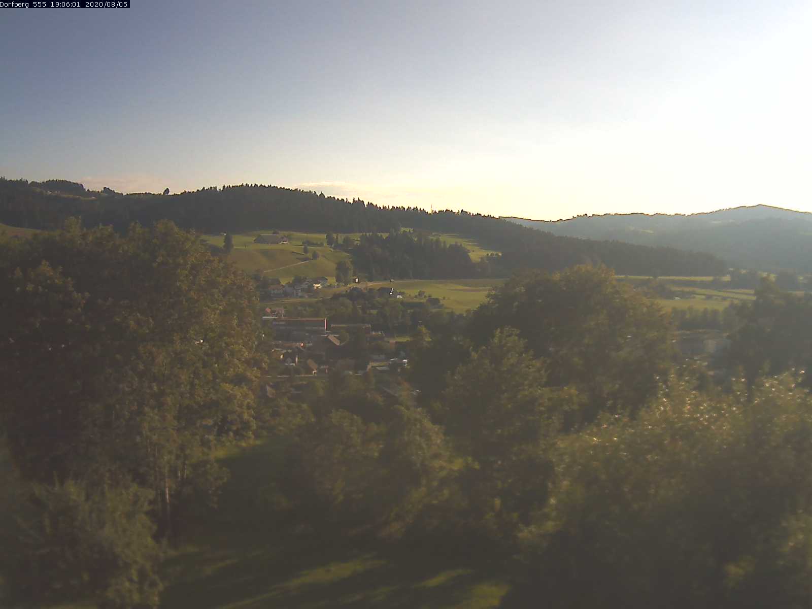 Webcam-Bild: Aussicht vom Dorfberg in Langnau 20200805-190601