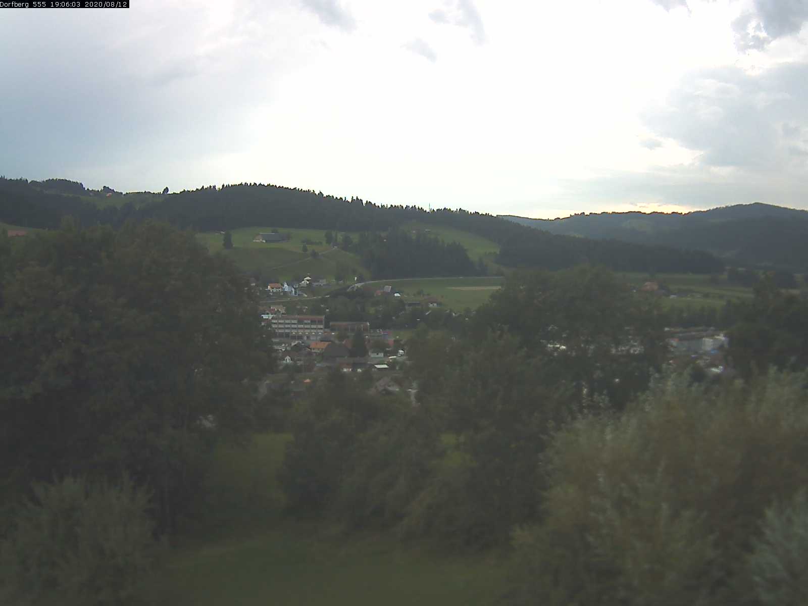 Webcam-Bild: Aussicht vom Dorfberg in Langnau 20200812-190601
