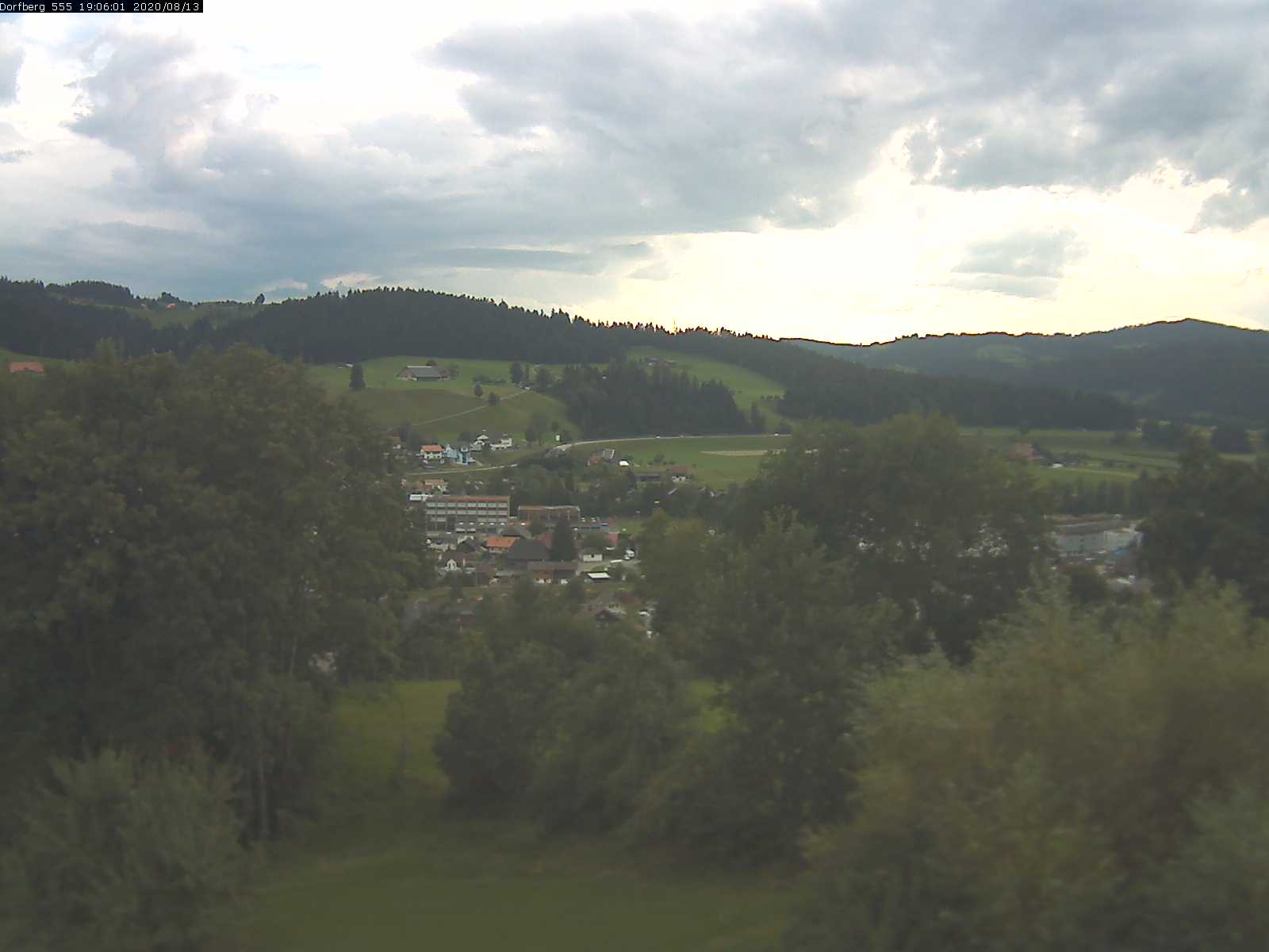 Webcam-Bild: Aussicht vom Dorfberg in Langnau 20200813-190601