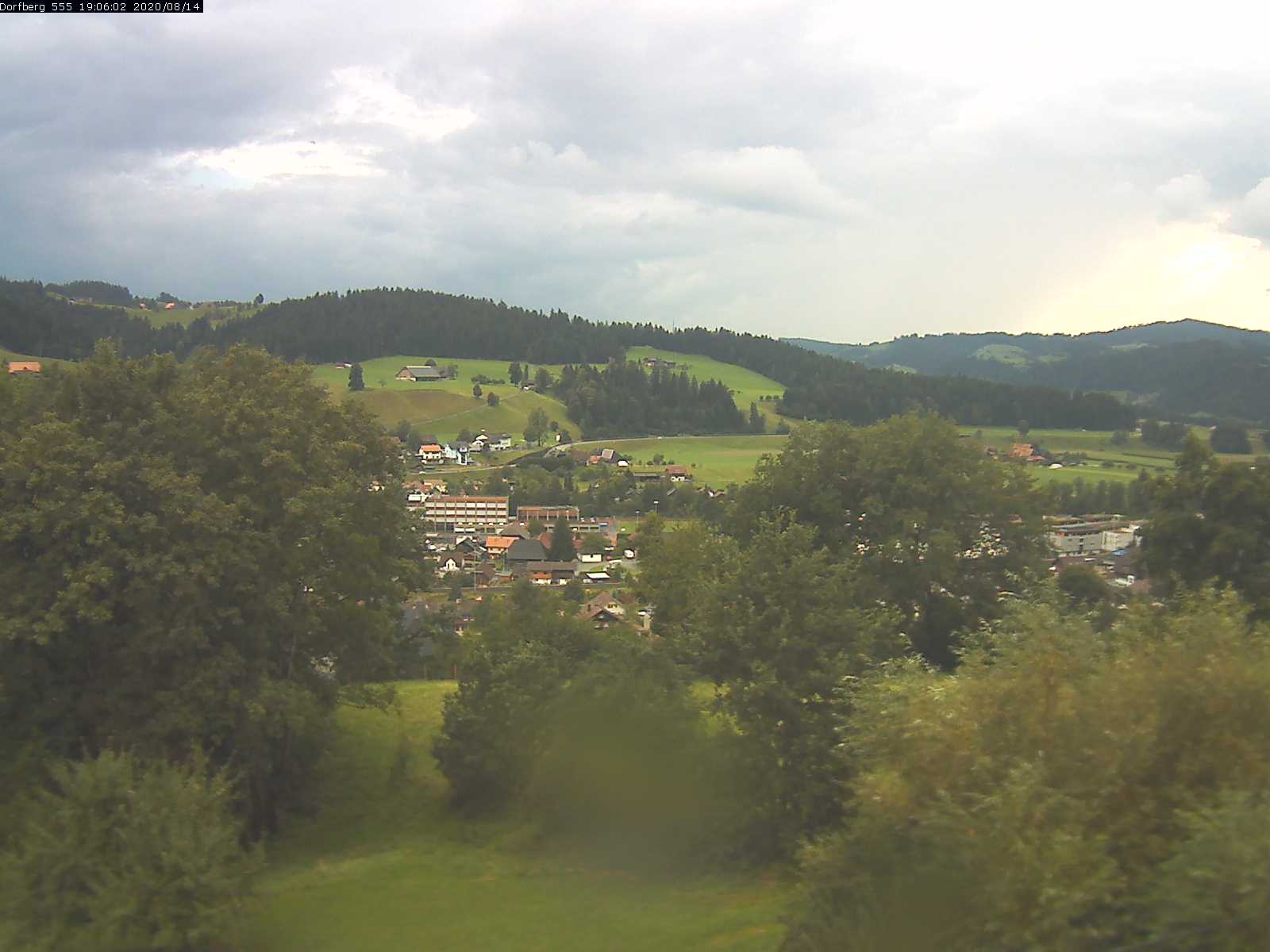 Webcam-Bild: Aussicht vom Dorfberg in Langnau 20200814-190601