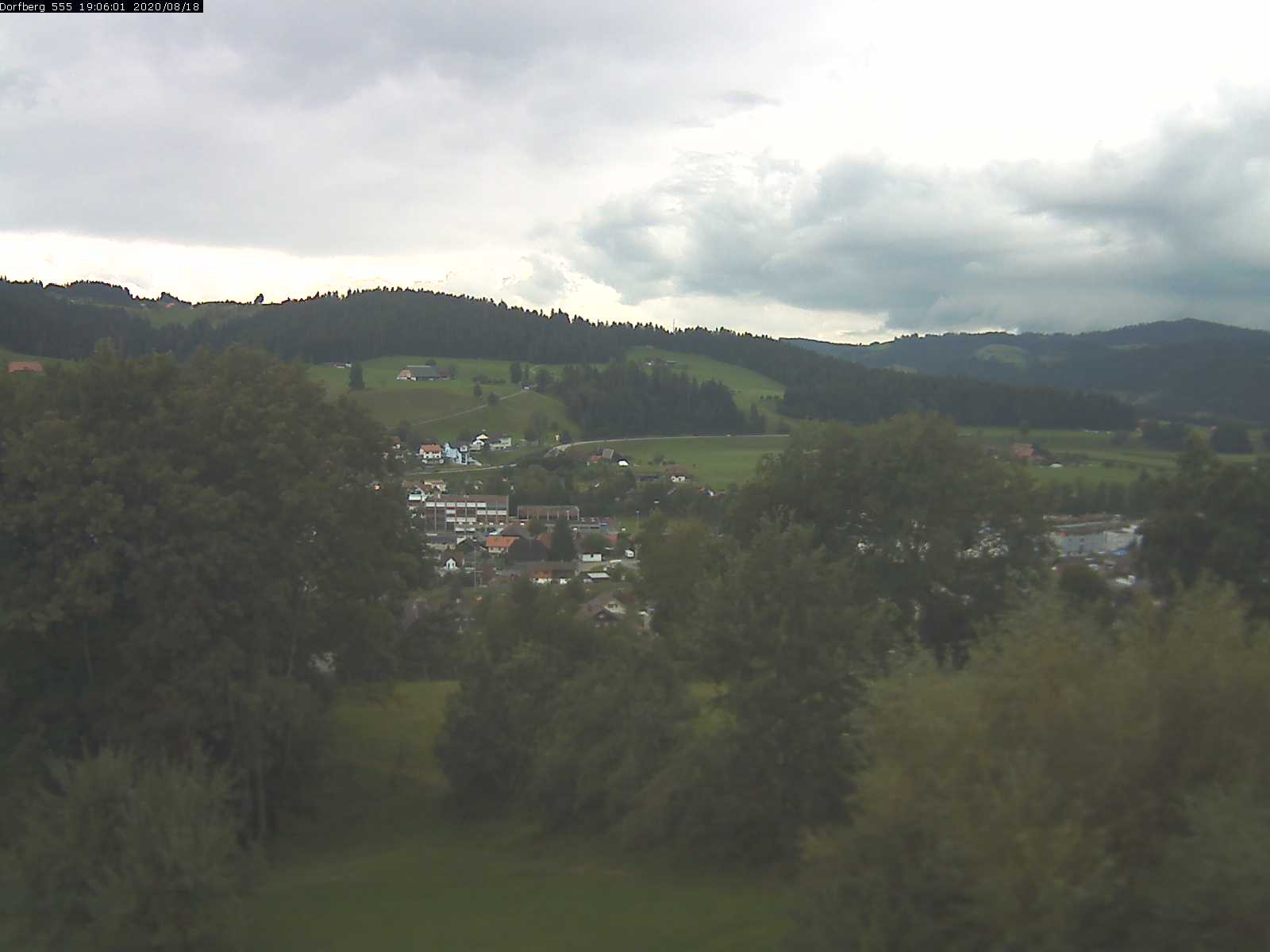 Webcam-Bild: Aussicht vom Dorfberg in Langnau 20200818-190601