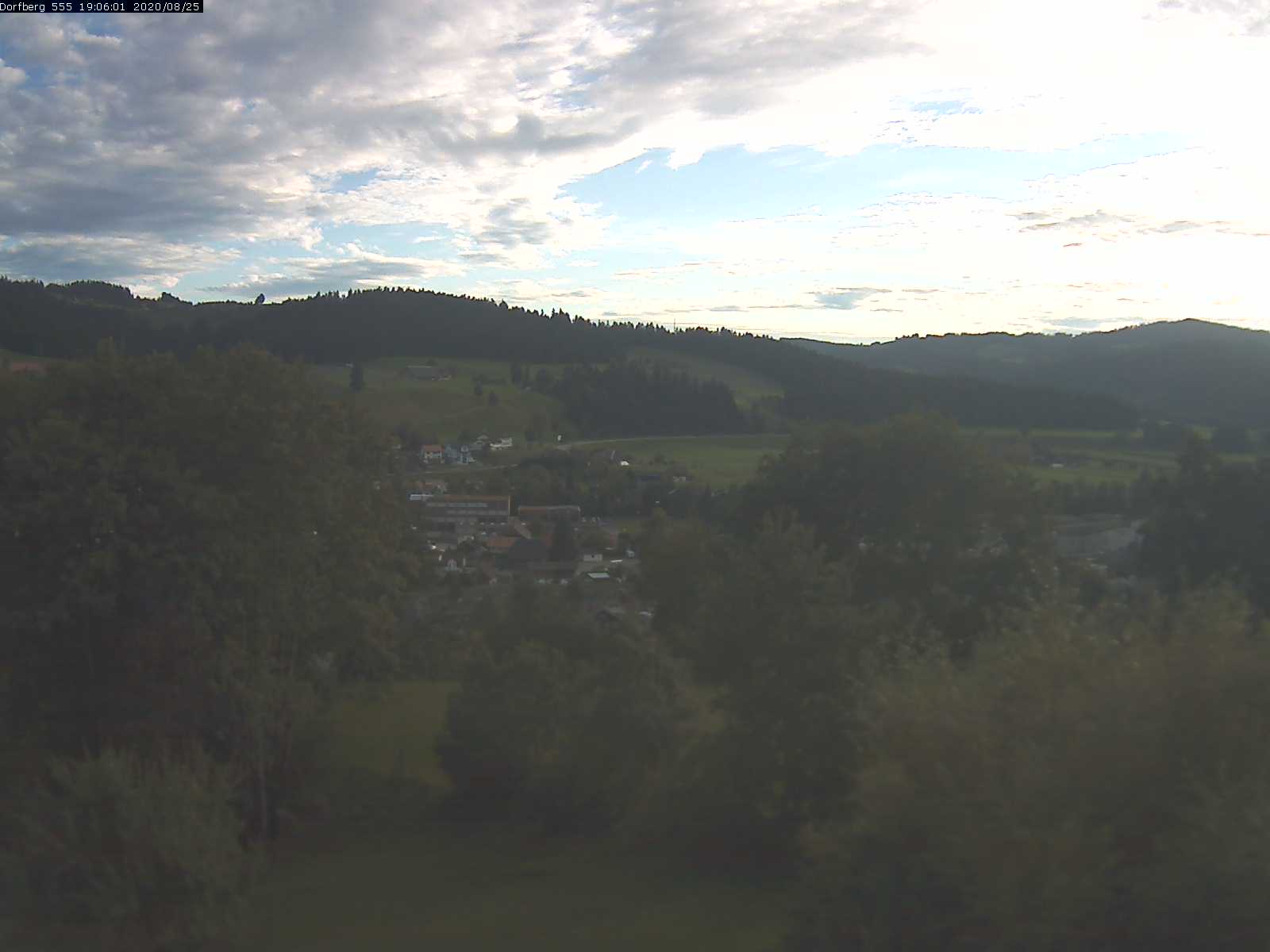 Webcam-Bild: Aussicht vom Dorfberg in Langnau 20200825-190601