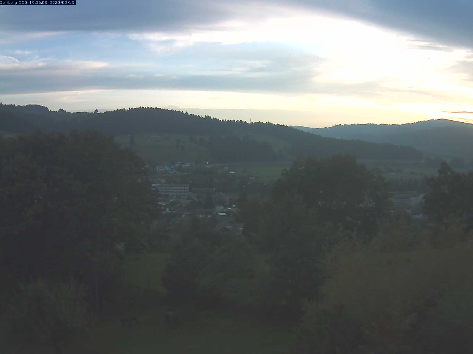 Webcam-Bild: Aussicht vom Dorfberg in Langnau 20200919-190601