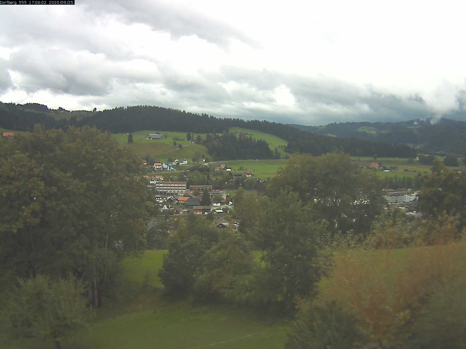 Webcam-Bild: Aussicht vom Dorfberg in Langnau 20200925-170601