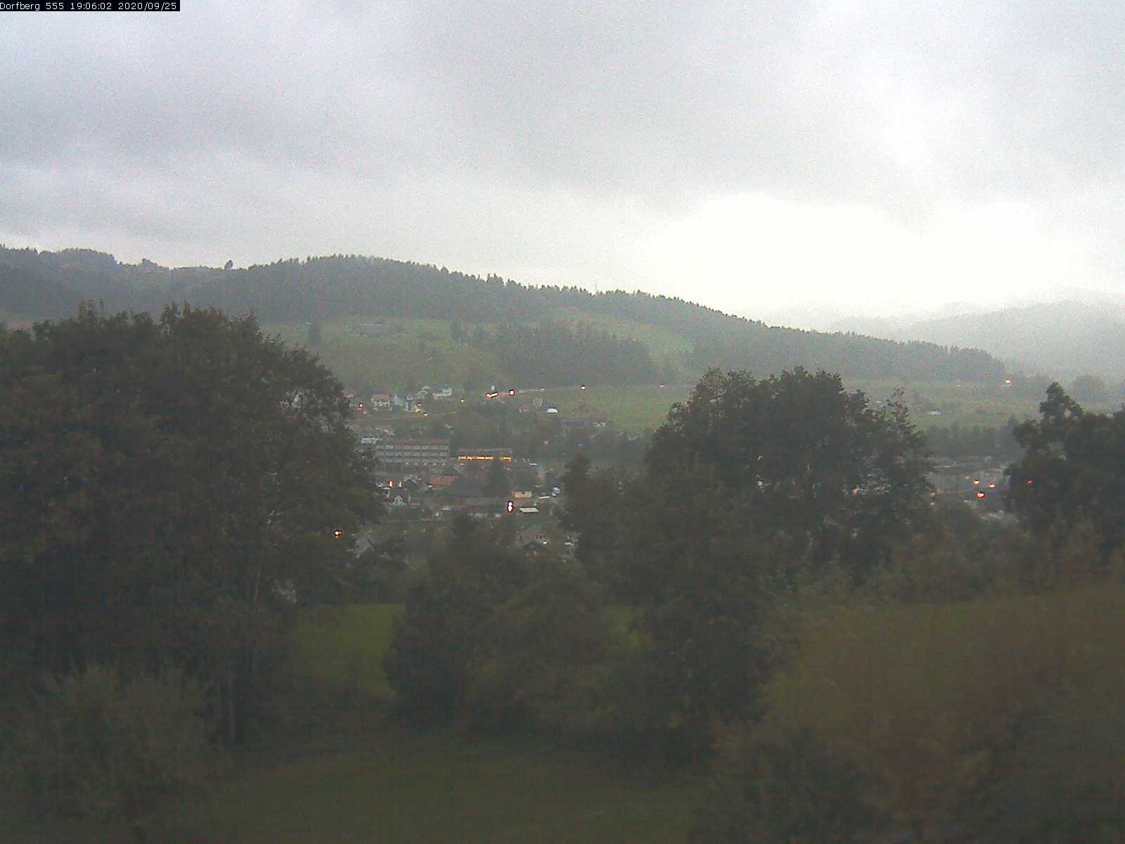 Webcam-Bild: Aussicht vom Dorfberg in Langnau 20200925-190601