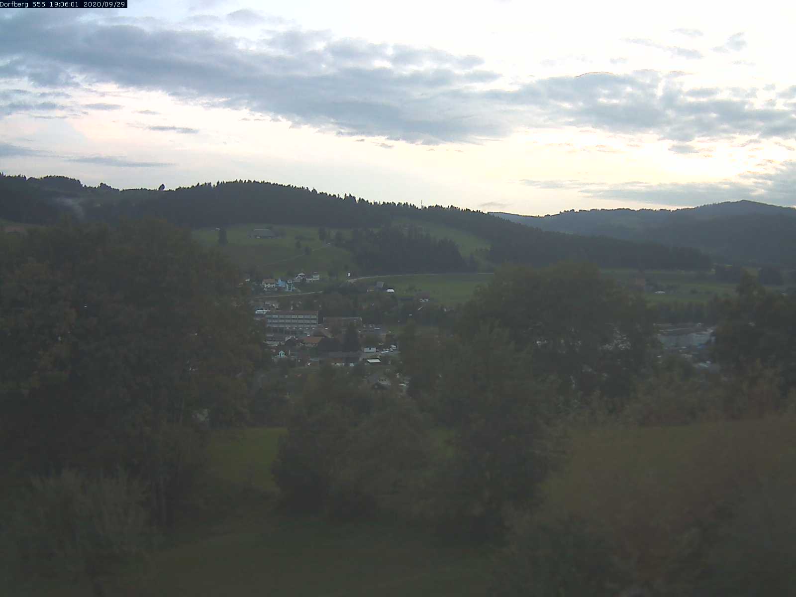 Webcam-Bild: Aussicht vom Dorfberg in Langnau 20200929-190601