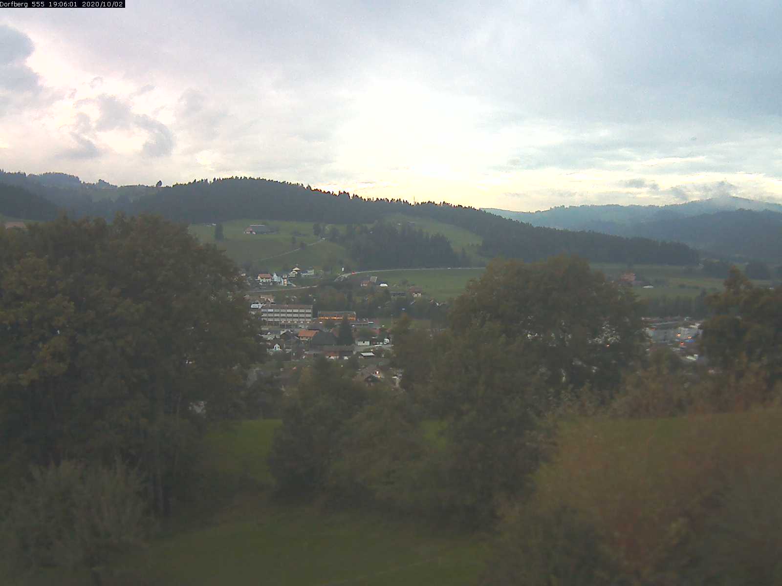 Webcam-Bild: Aussicht vom Dorfberg in Langnau 20201002-190601