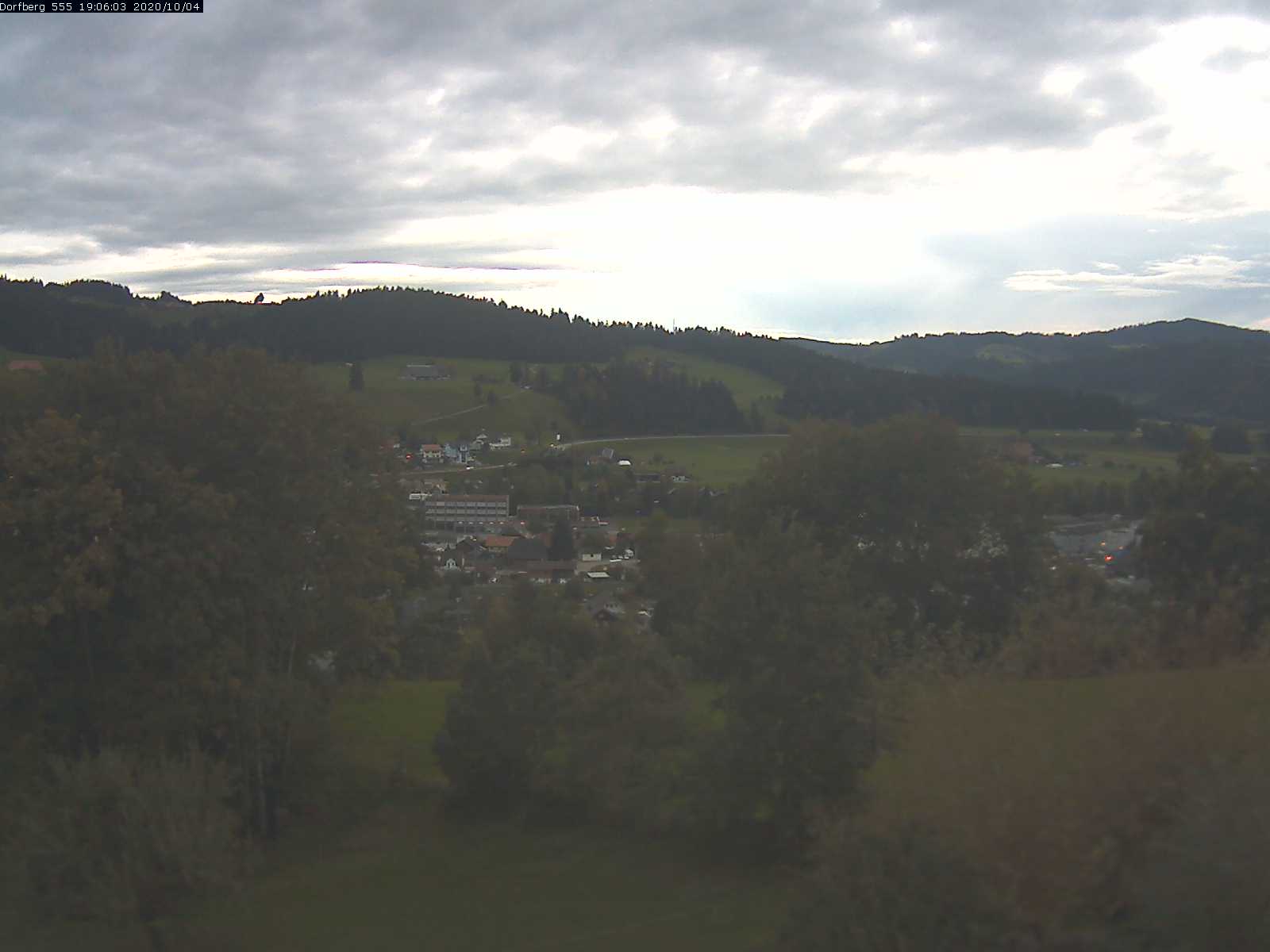 Webcam-Bild: Aussicht vom Dorfberg in Langnau 20201004-190601