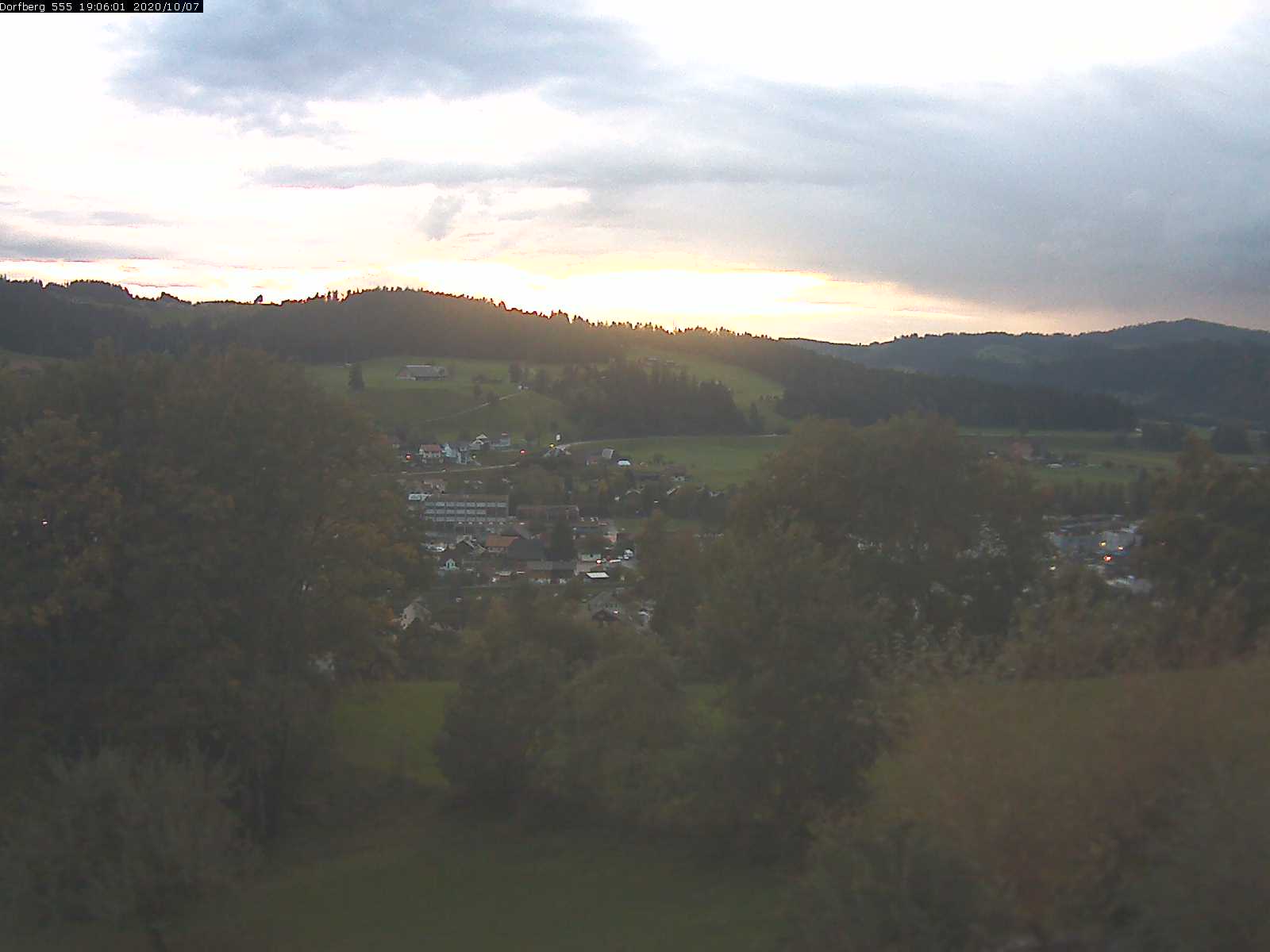 Webcam-Bild: Aussicht vom Dorfberg in Langnau 20201007-190601