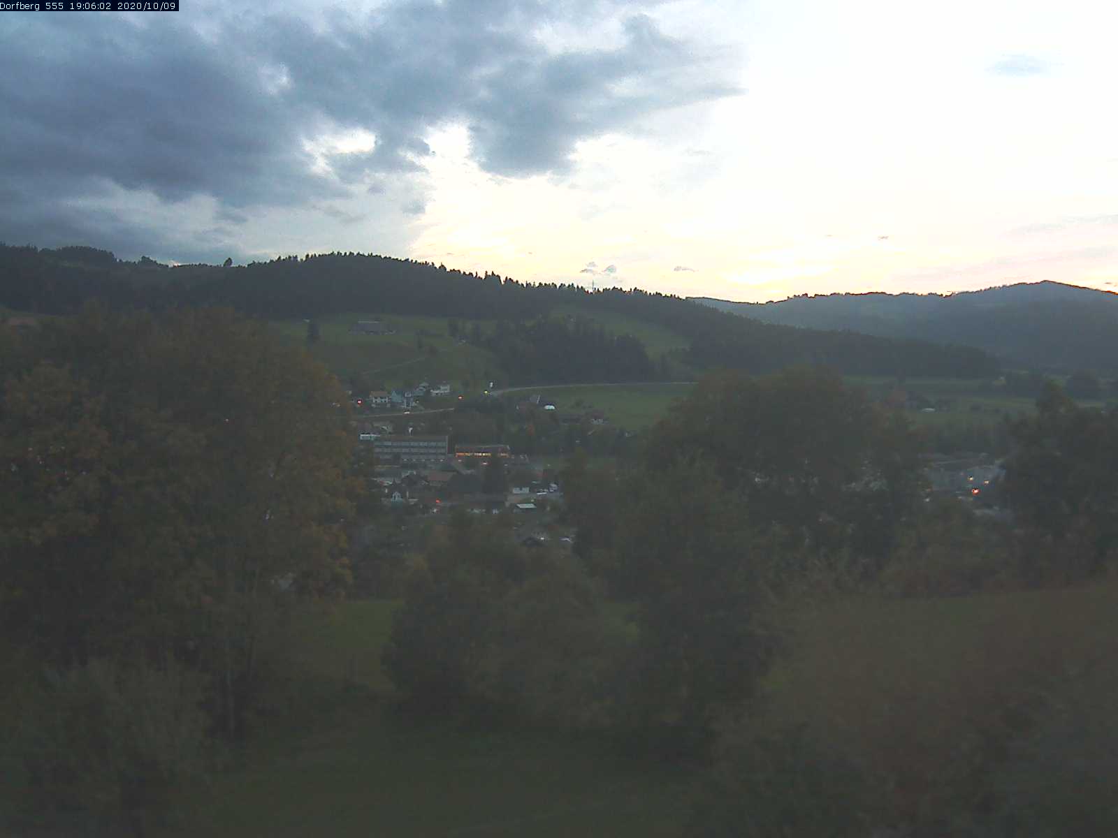 Webcam-Bild: Aussicht vom Dorfberg in Langnau 20201009-190601