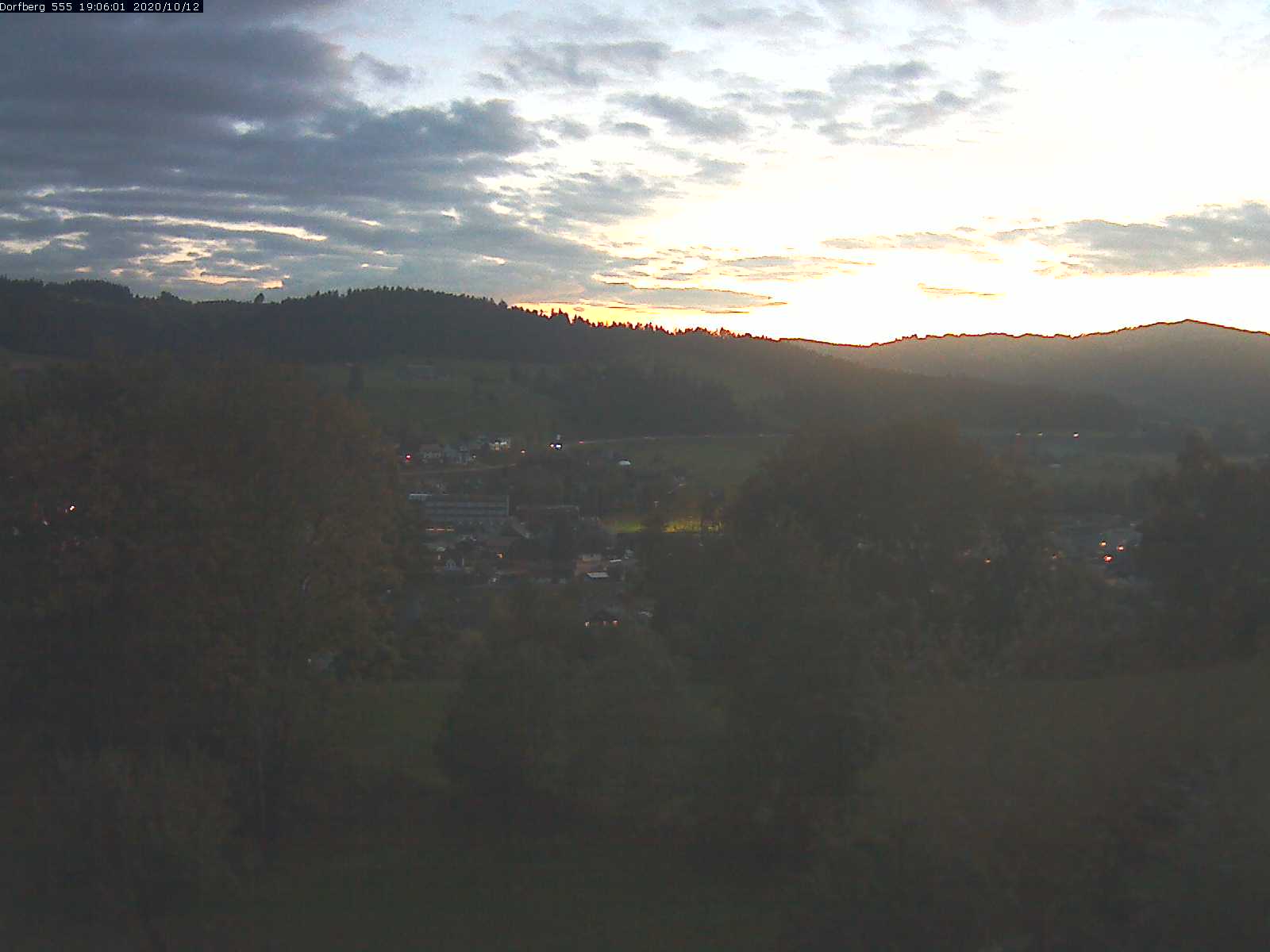Webcam-Bild: Aussicht vom Dorfberg in Langnau 20201012-190601