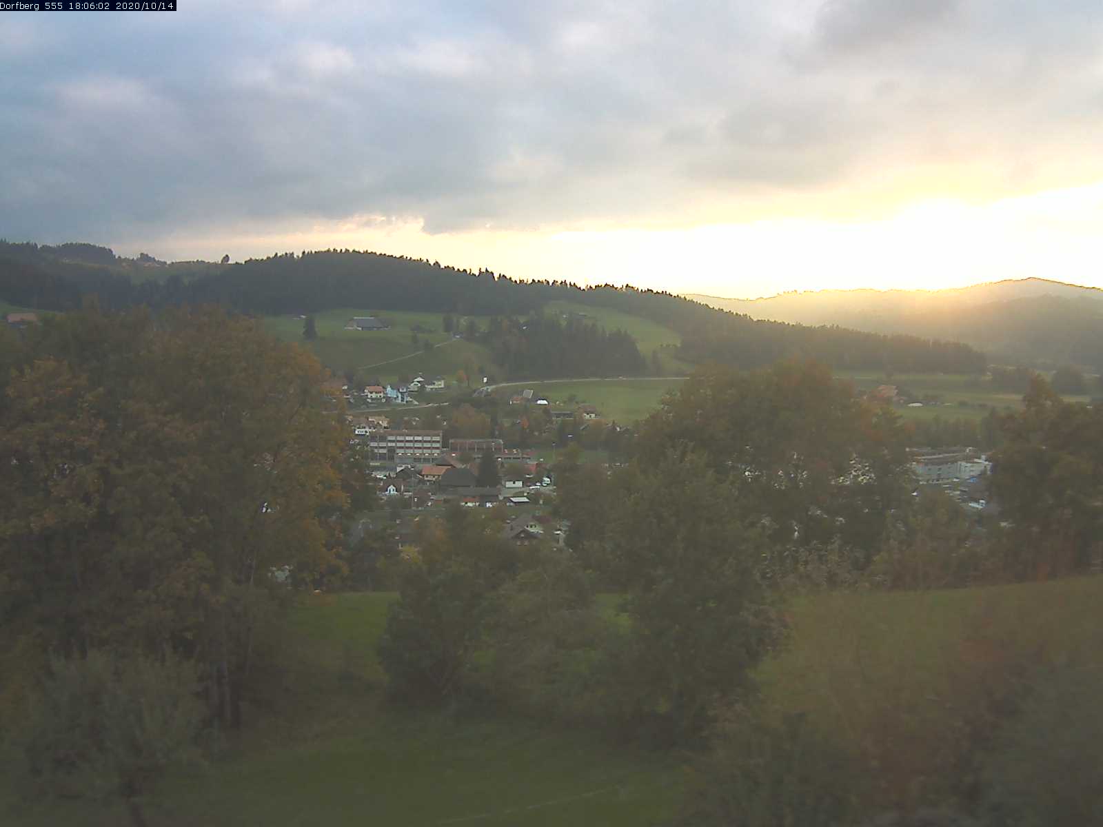 Webcam-Bild: Aussicht vom Dorfberg in Langnau 20201014-180601